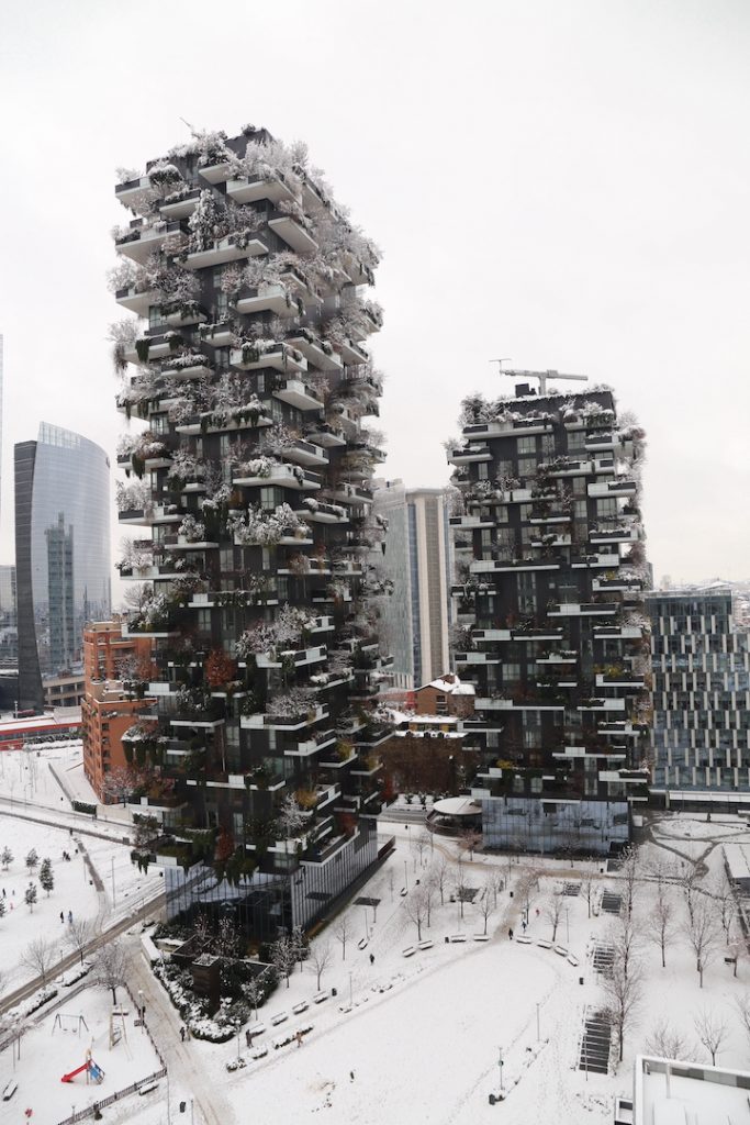 Il Bosco Verticale sotto la neve, vista dal basso con il parco innevato.