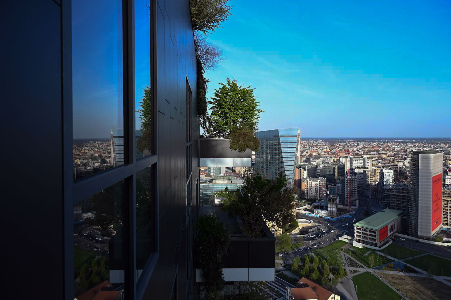 Vista dal balcone del Bosco Verticale verso la Torre Diamante e Porta Nuova.