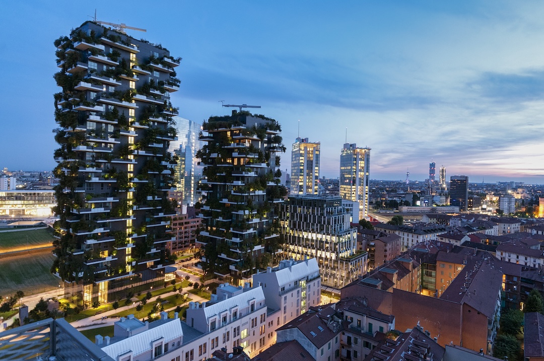 Il Bosco Verticale ripreso da vicino al crepuscolo, con le torri di Solaria sullo sfondo.