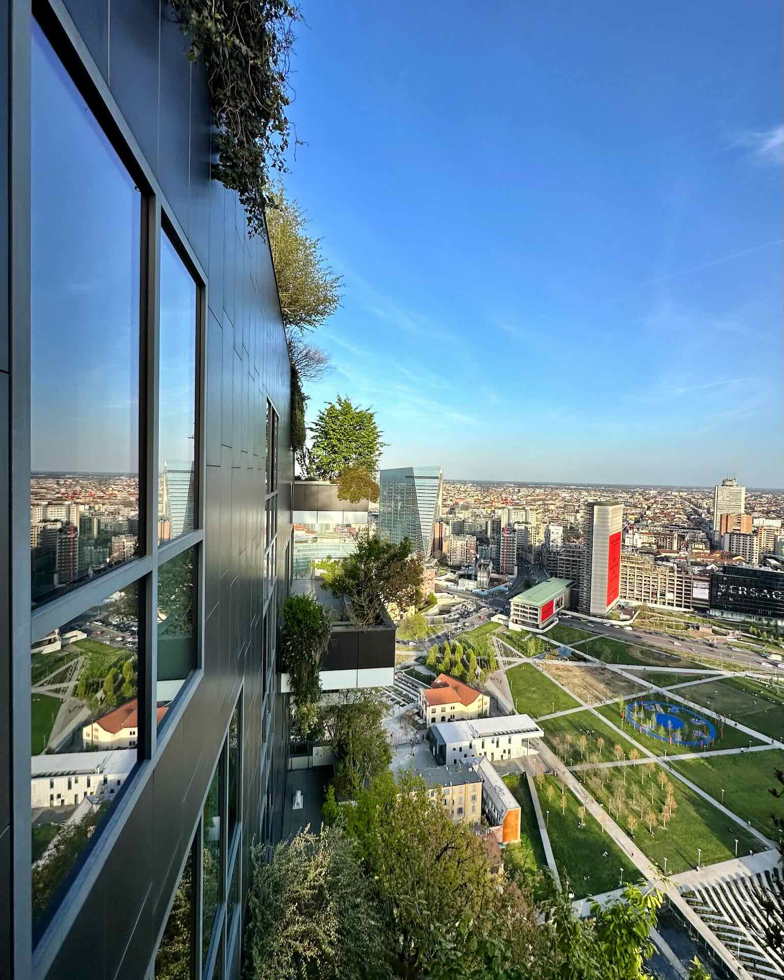 Le due torri del Bosco Verticale ravvicinate, in una giornata nebbiosa d'inverno.