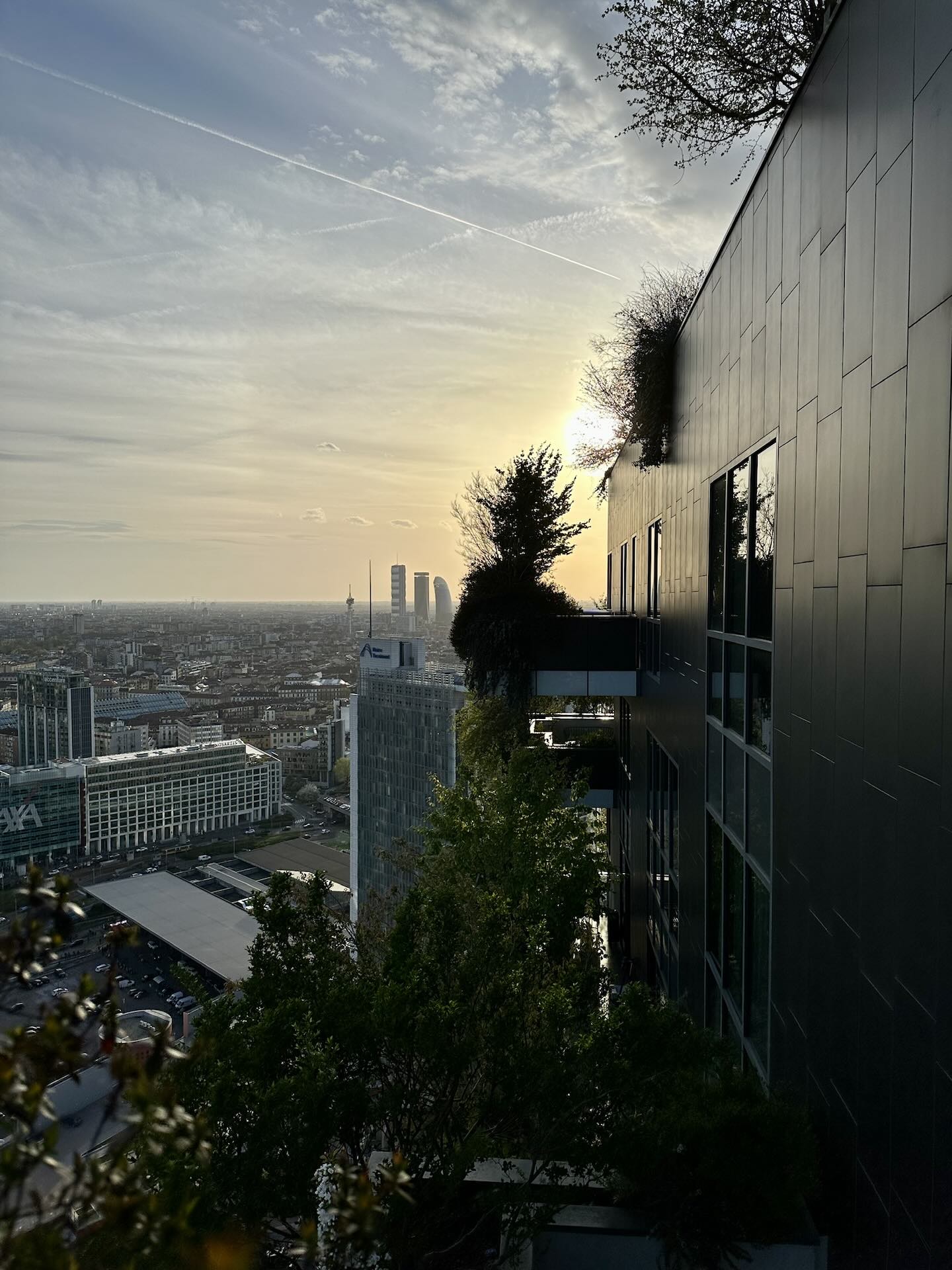 Vista dal balcone del Bosco Verticale al tramonto verso la Torre Diamante e CityLife.