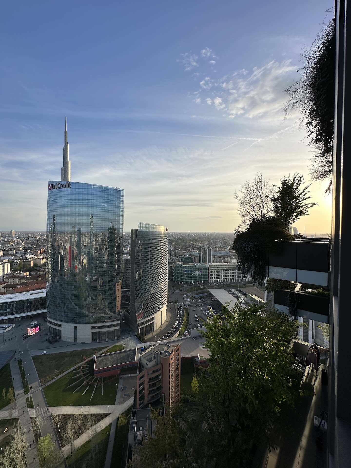 Vista dal balcone del Bosco Verticale verso la Torre Unicredit.