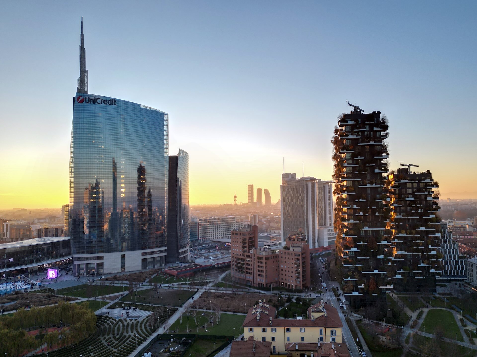 Torre Unicredit e Bosco Verticale al tramonto, con il parco e il labirinto verde in primo piano.