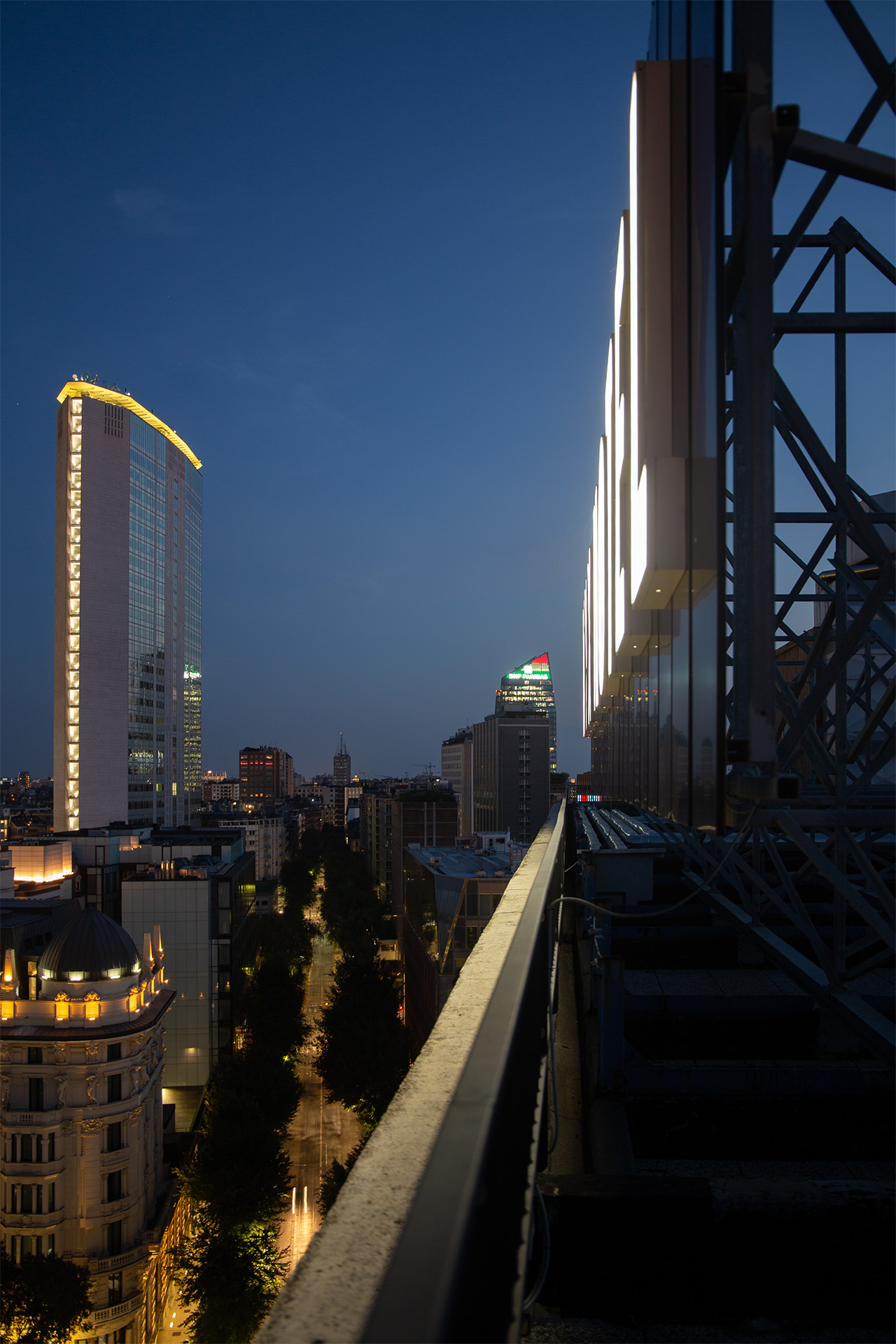 Il Pirellone al blue hour con la Torre Diamante illuminata sullo sfondo.