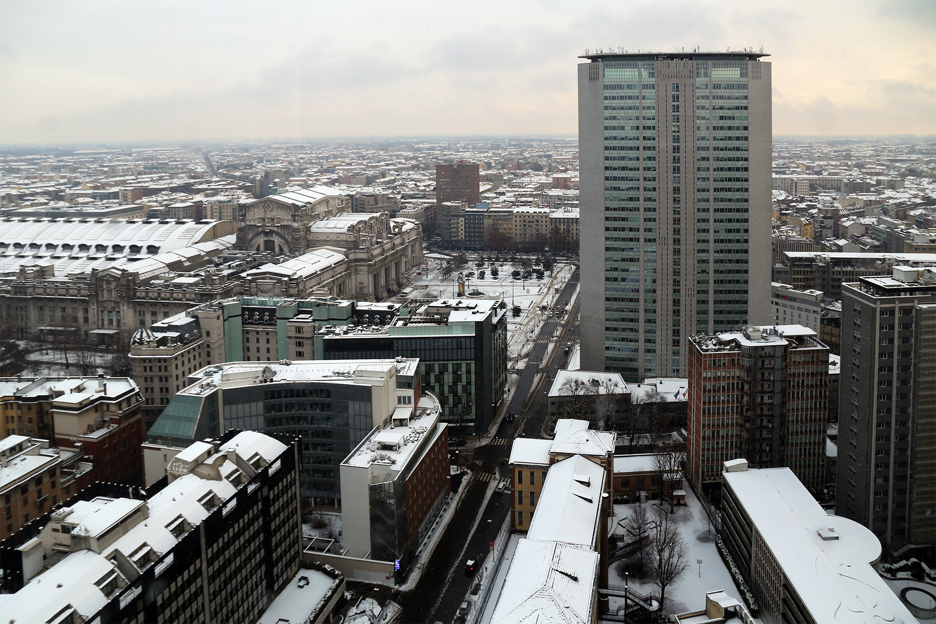 Il Pirellone e Stazione Centrale sotto la neve, vista dall'alto.
