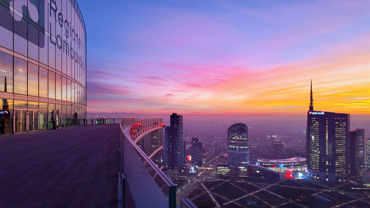 La terrazza panoramica al tramonto, con la Torre Unicredit e lo skyline di Porta Nuova in lontananza.