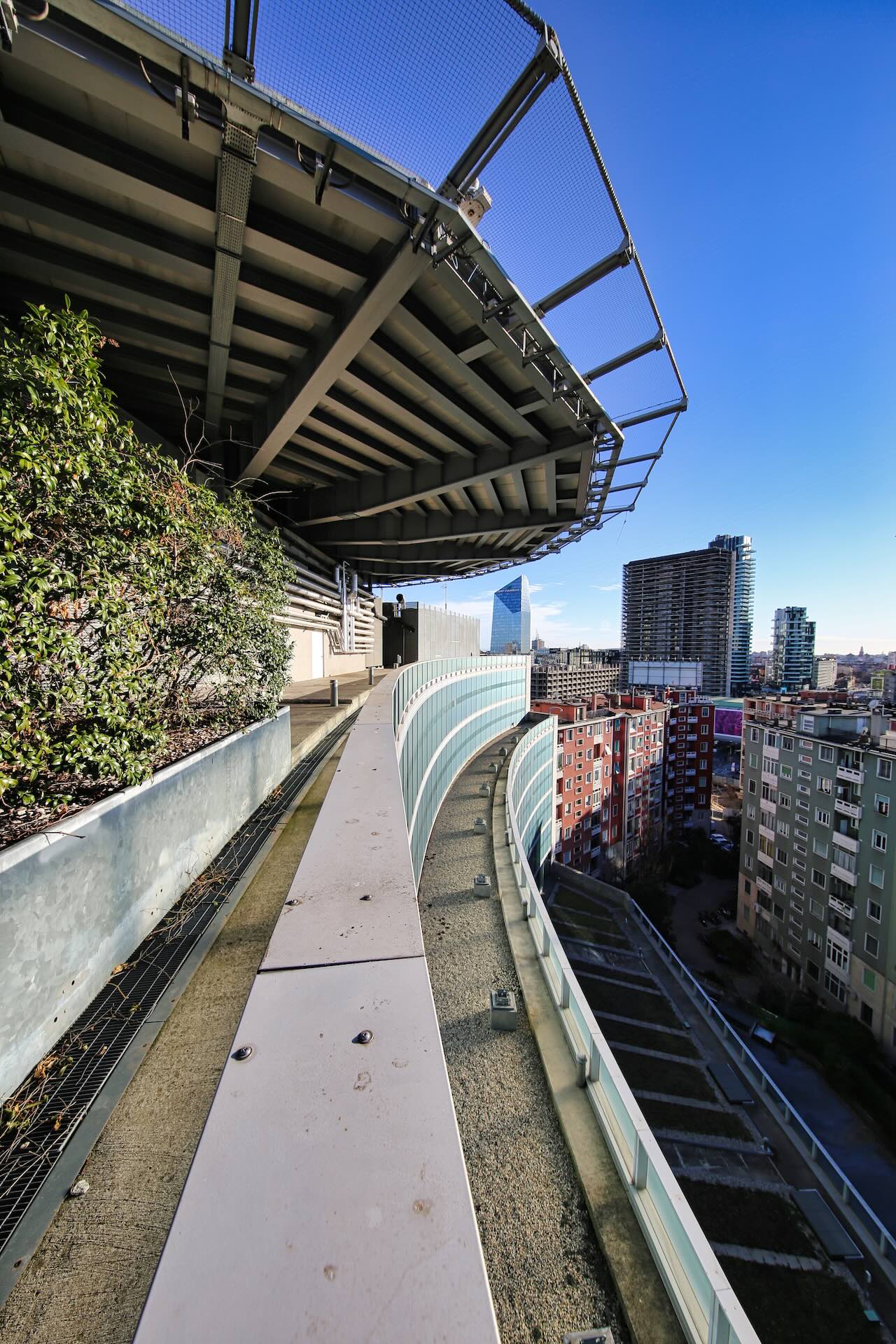 Il cortile interno di Palazzo Lombardia visto dall'alto, tra le due ali curve dell'edificio.