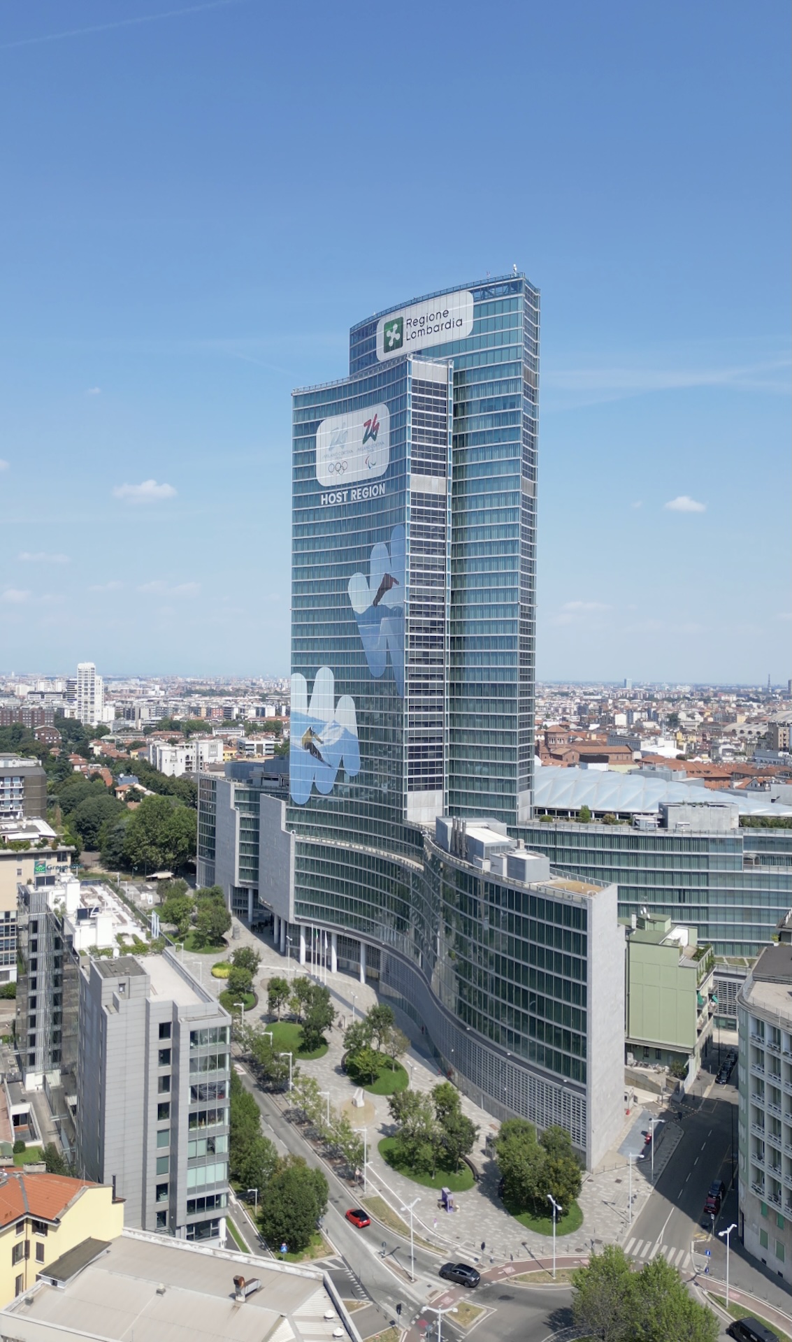 Un'altra ripresa aerea della torre con i banner olimpici, in una giornata di sole.