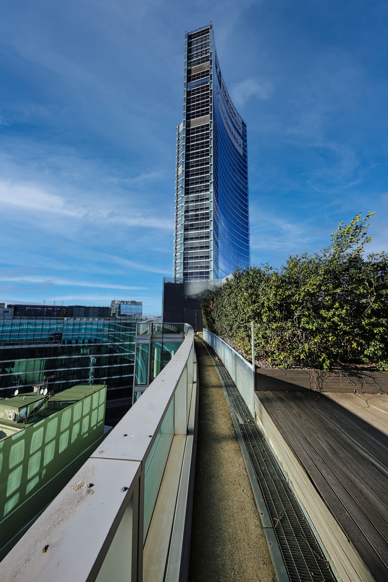 Un percorso panoramico sul tetto che conduce verso la base della torre.