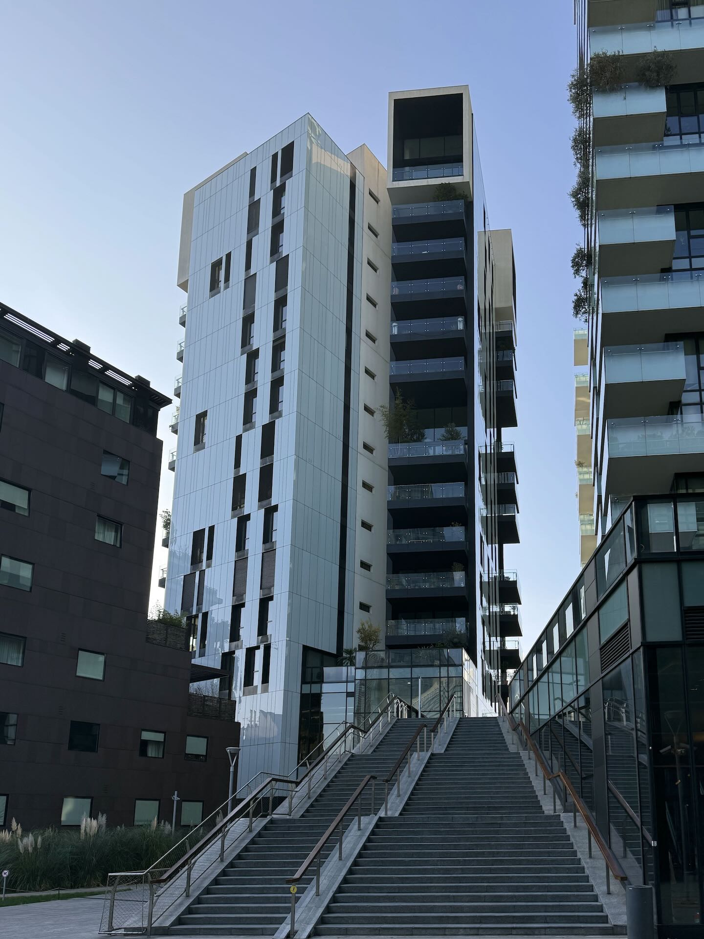 Torre Aria e la scalinata del complesso residenziale di Porta Nuova.