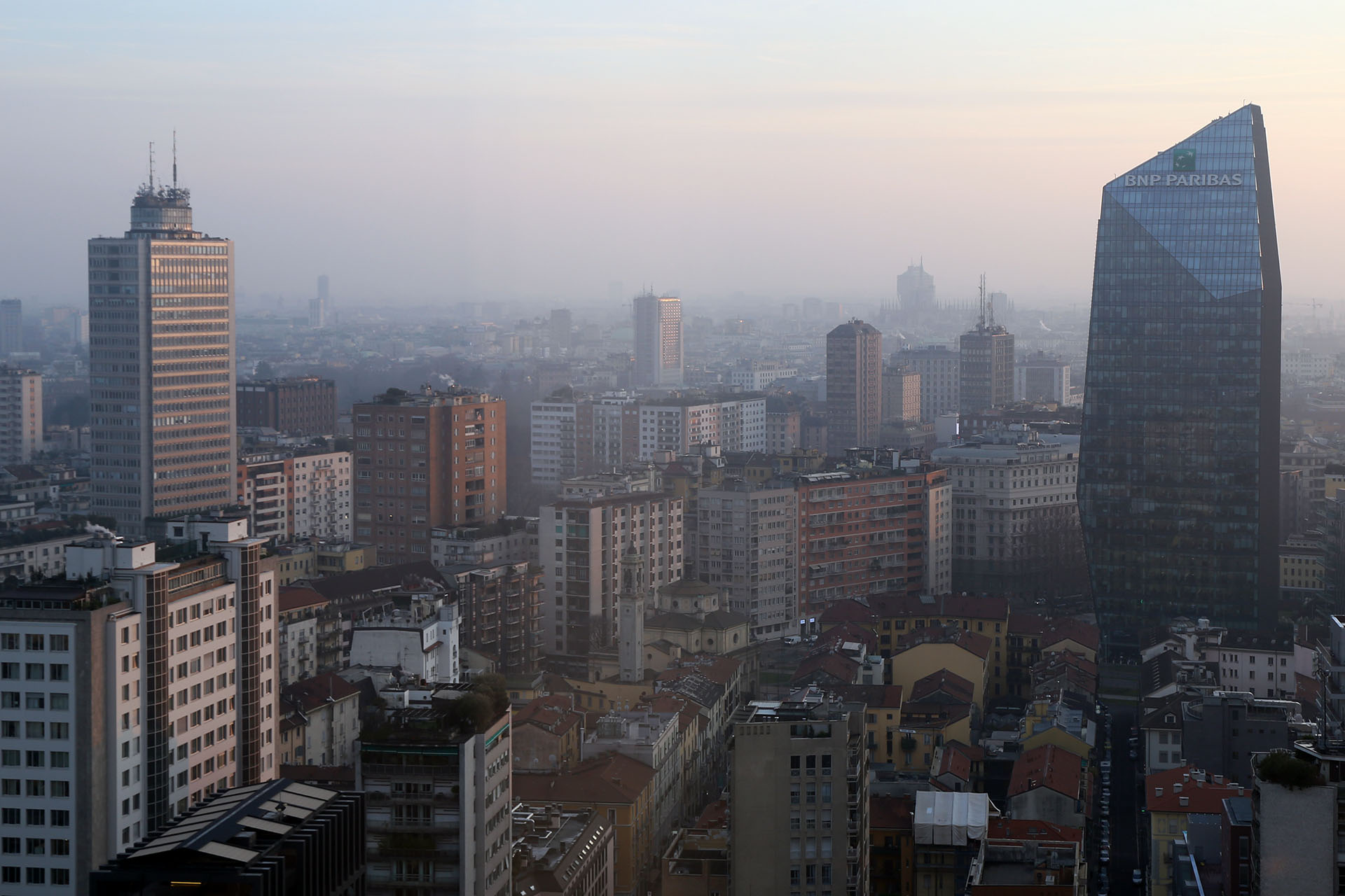 Torre Breda e Torre BNP Paribas tra la foschia dell'alba.