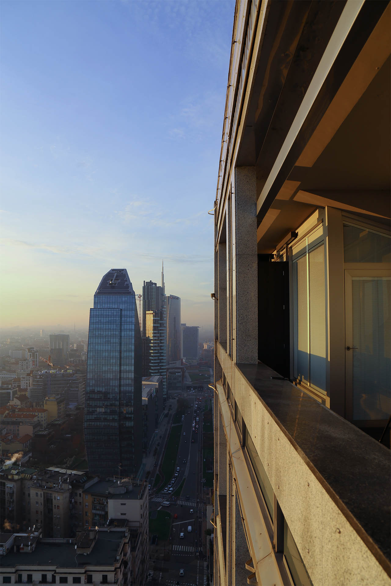 Vista dal terrazzo della Torre Breda verso lo skyline di Porta Nuova.