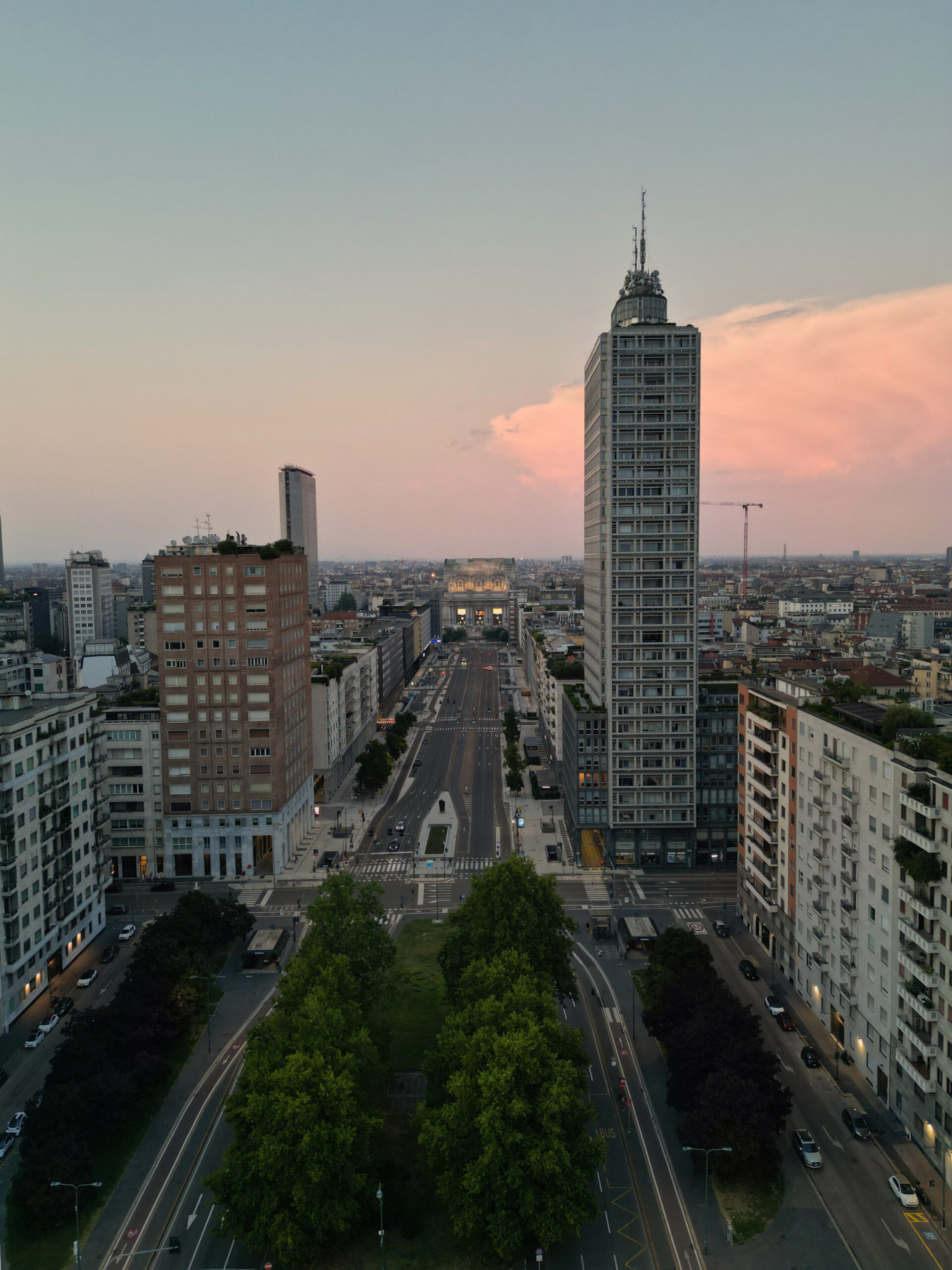 Torre Breda al tramonto vista da Via Vittor Pisola, con cielo rosa sullo sfondo.