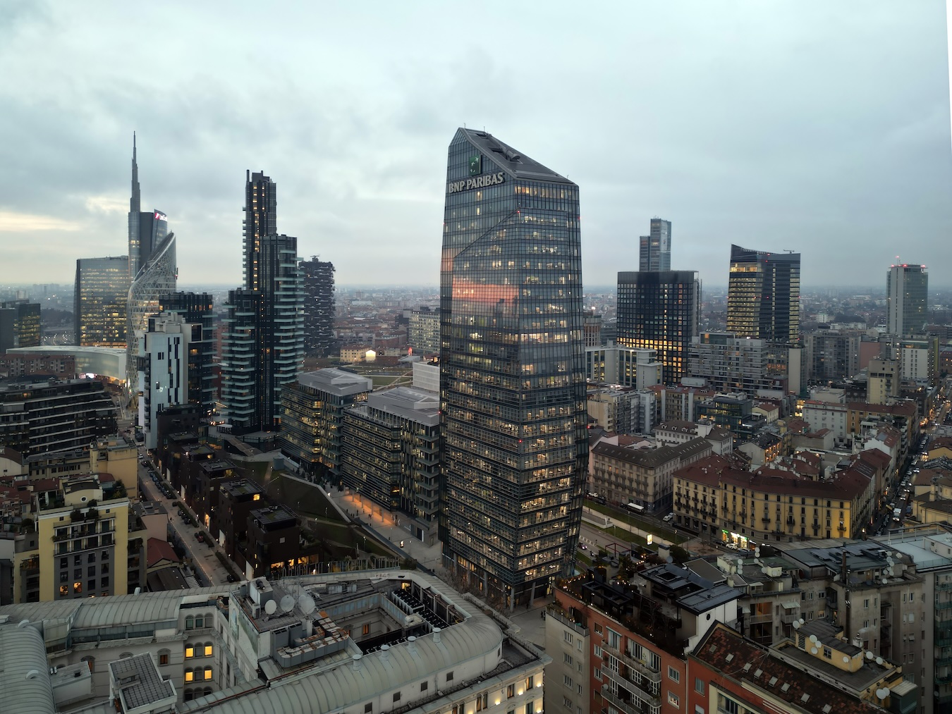 La Torre Diamante (sede BNP Paribas) al blue hour, tra i grattacieli di Porta Nuova.