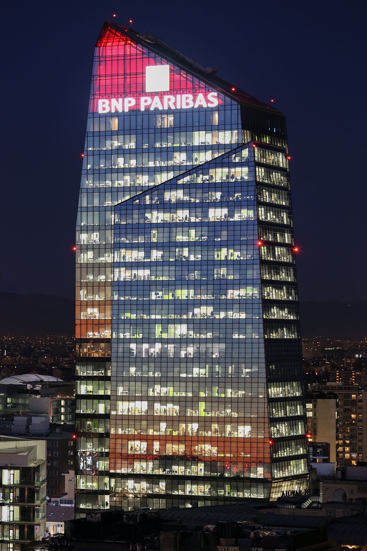 La Torre Diamante al blue hour, con il viale alberato di Porta Nuova e le scie luminose del traffico.