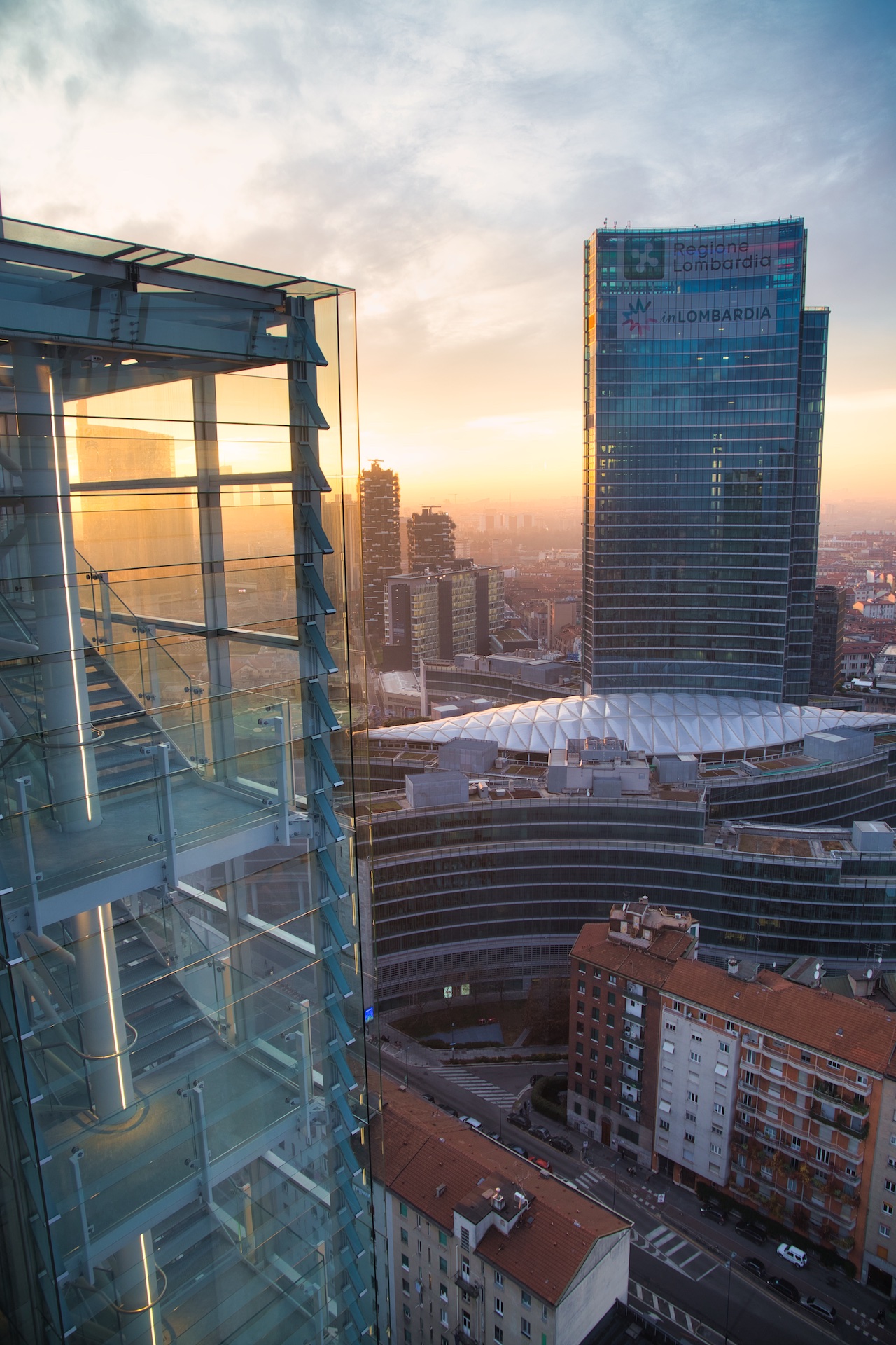 Un'altra vista dalla terrazza della Torre Galfa all'alba, con Palazzo Lombardia e la cupola del Mercato Comunale.
