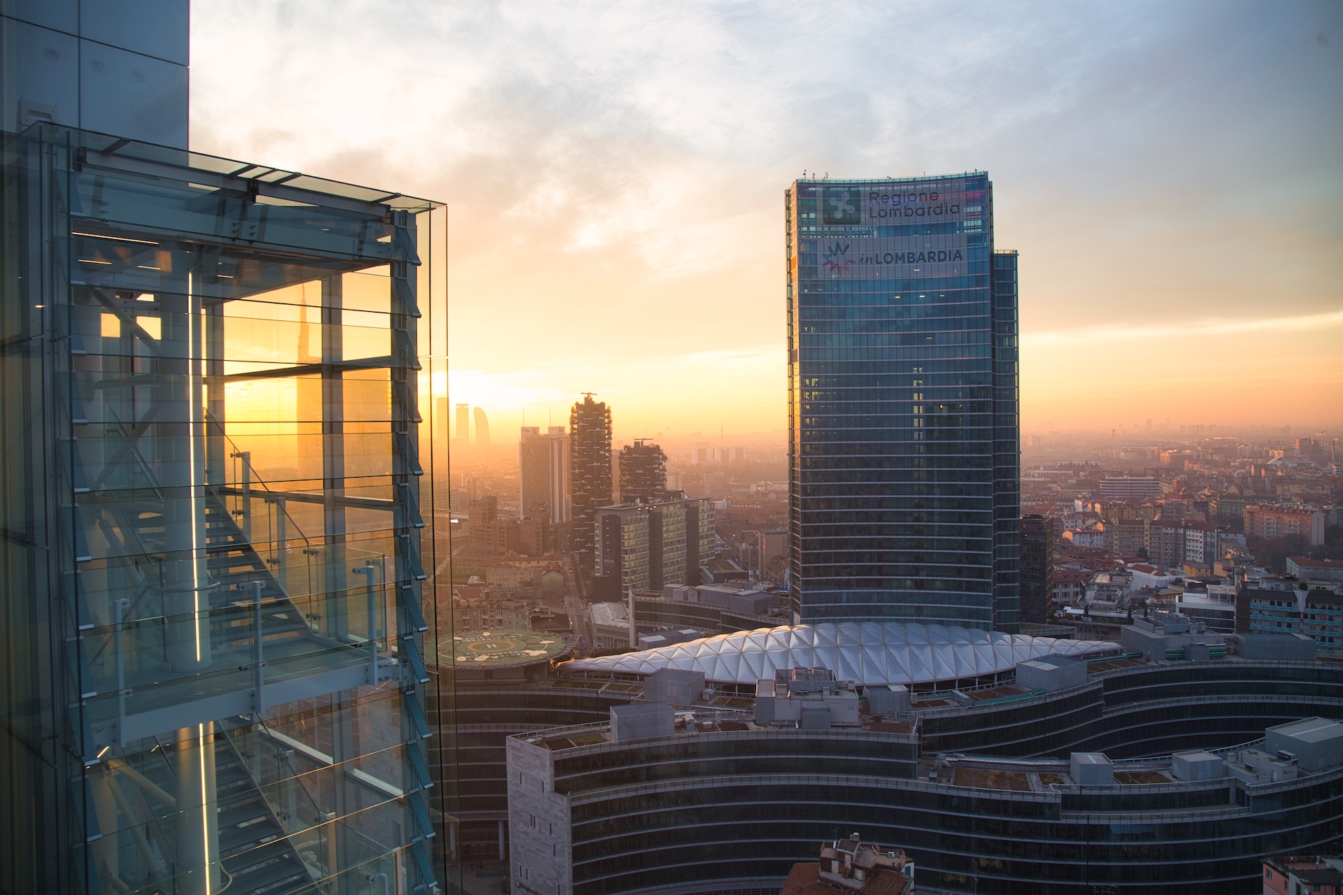 Vista dalla terrazza della Torre Galfa all'alba, verso il Palazzo Lombardia e il Bosco Verticale.