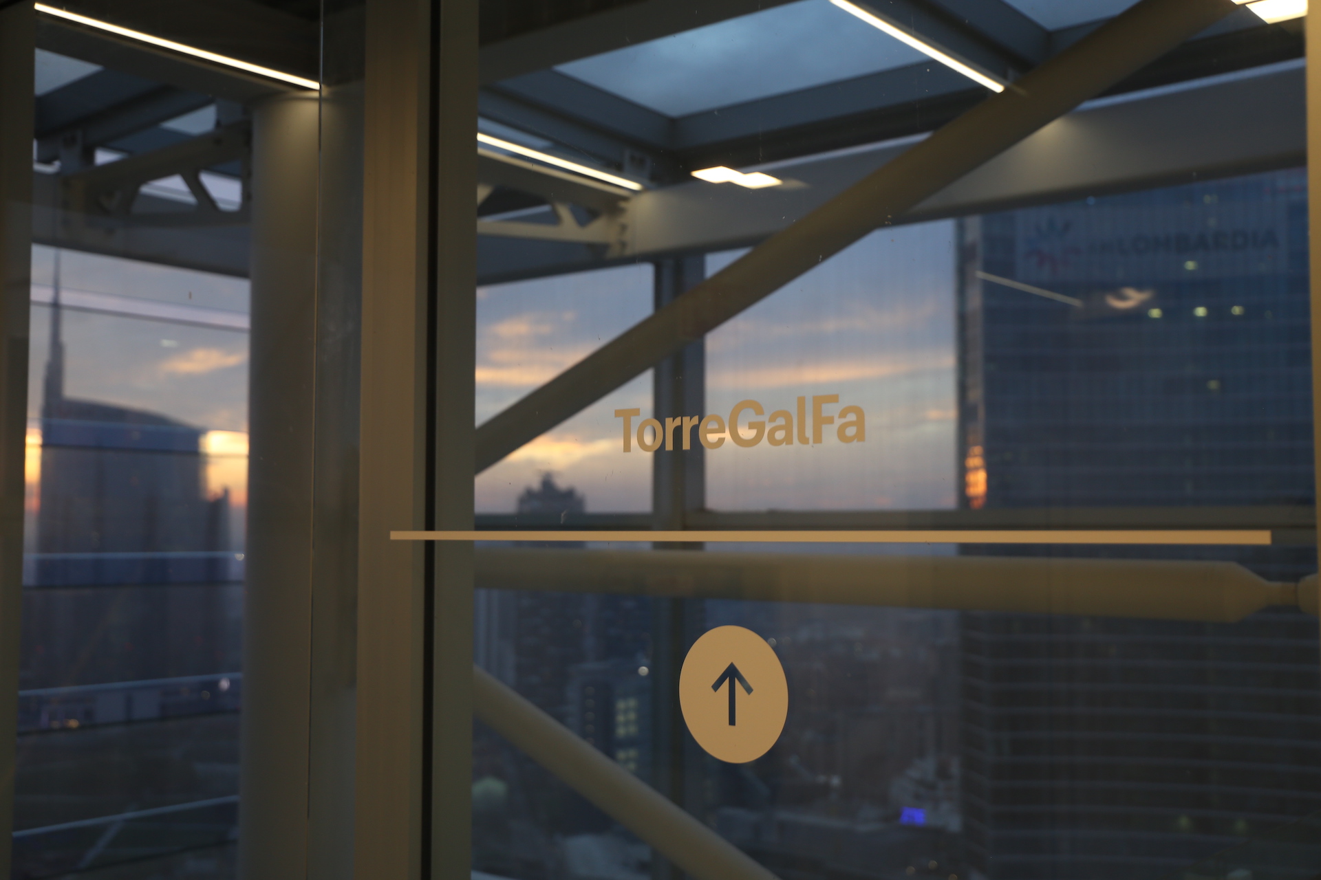 L'insegna 'TorreGalFa' sulla vetrata della terrazza panoramica, al tramonto.