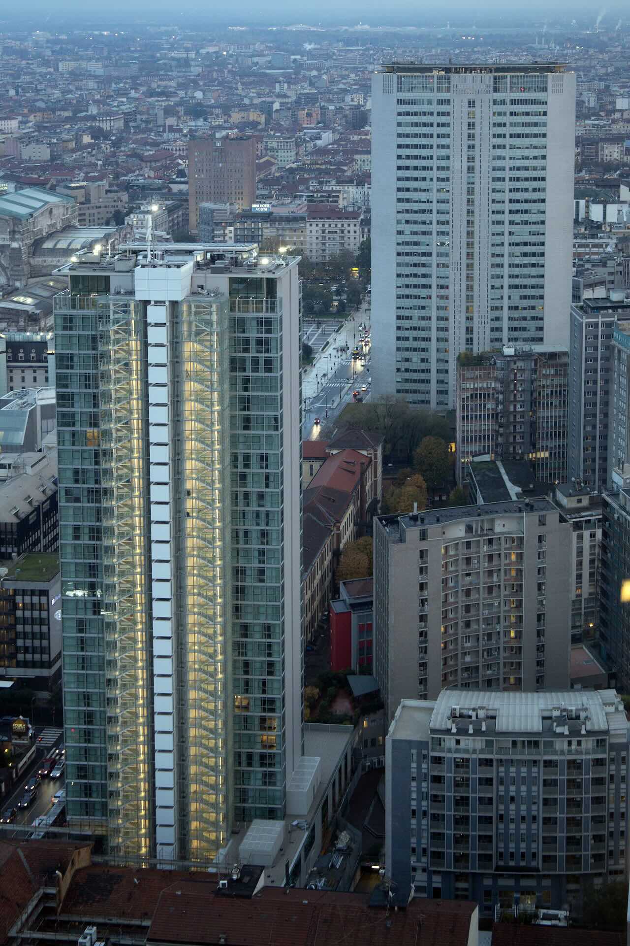 La Torre Galfa al crepuscolo, con il Grattacielo Pirelli sullo sfondo.