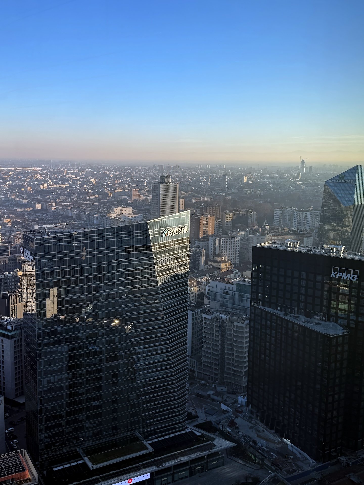 Vista aerea di Gioia 20 accanto a Gioia 22 e alla Torre Diamante (BNP Paribas).