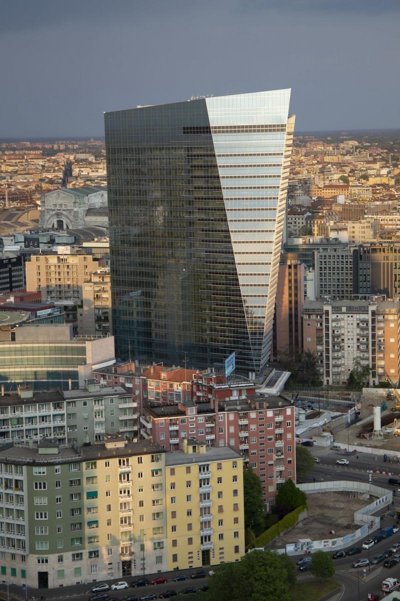 La Torre Gioia 22 al tramonto dorato, con la Stazione Centrale di Milano sullo sfondo.