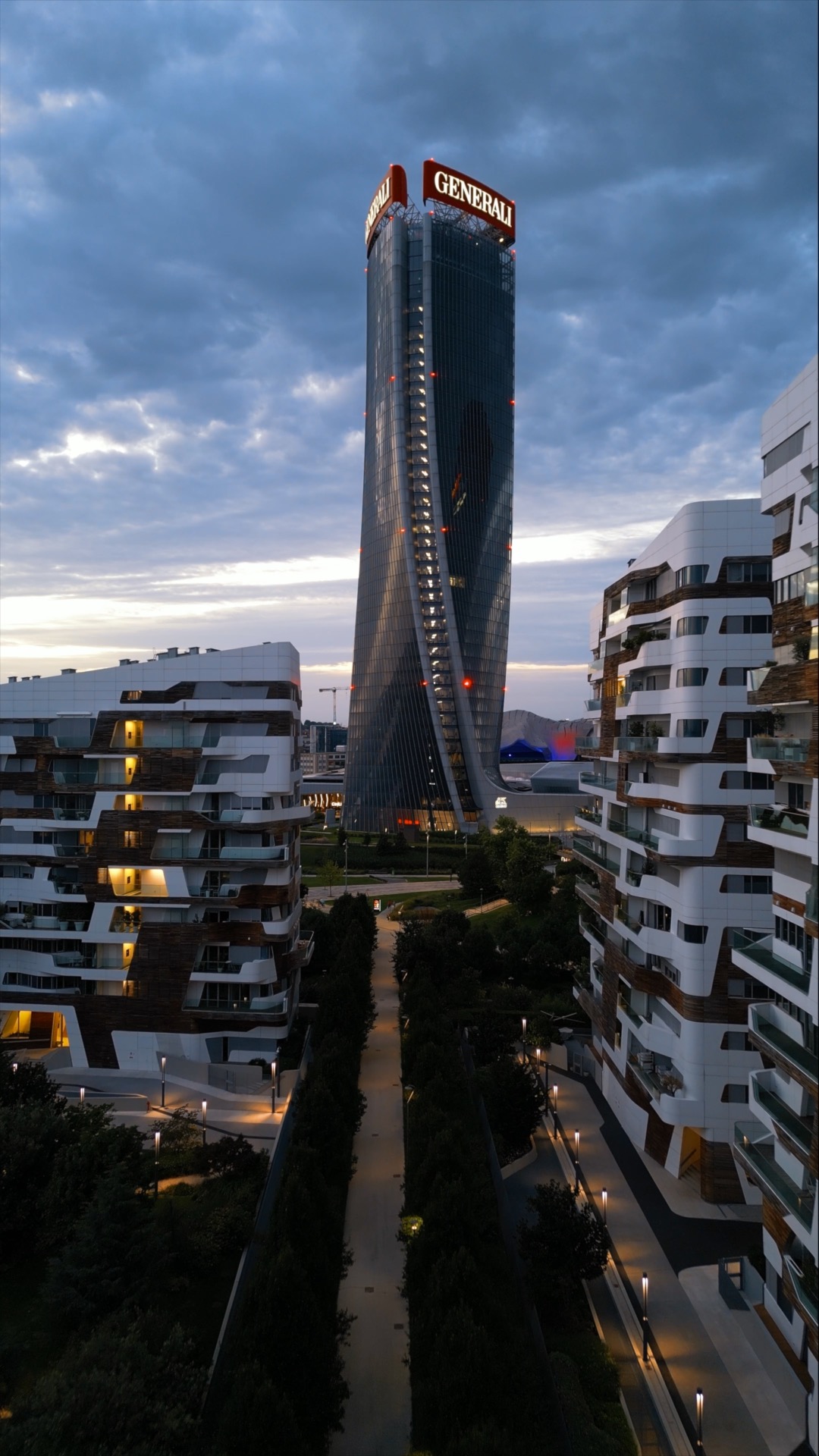La Torre Hadid (Generali) al blue hour, con i residenziali di CityLife in primo piano.