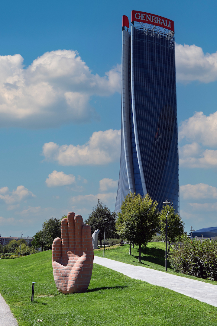La scultura 'La Mano' di Lorenzo Quinn nel parco di CityLife, con la Torre Hadid sullo sfondo.