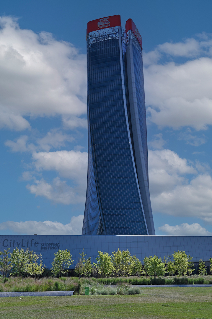 La Torre Hadid vista di giorno, con l'ingresso del CityLife Shopping District in primo piano.