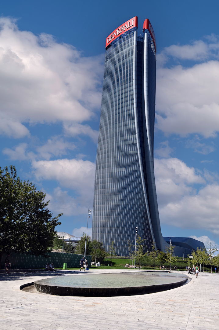 La Torre Hadid vista dalla fontana di Piazza Tre Torri.