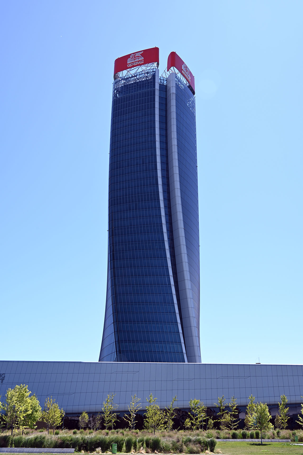 Vista frontale della Torre Hadid, con la torsione della facciata ben visibile.