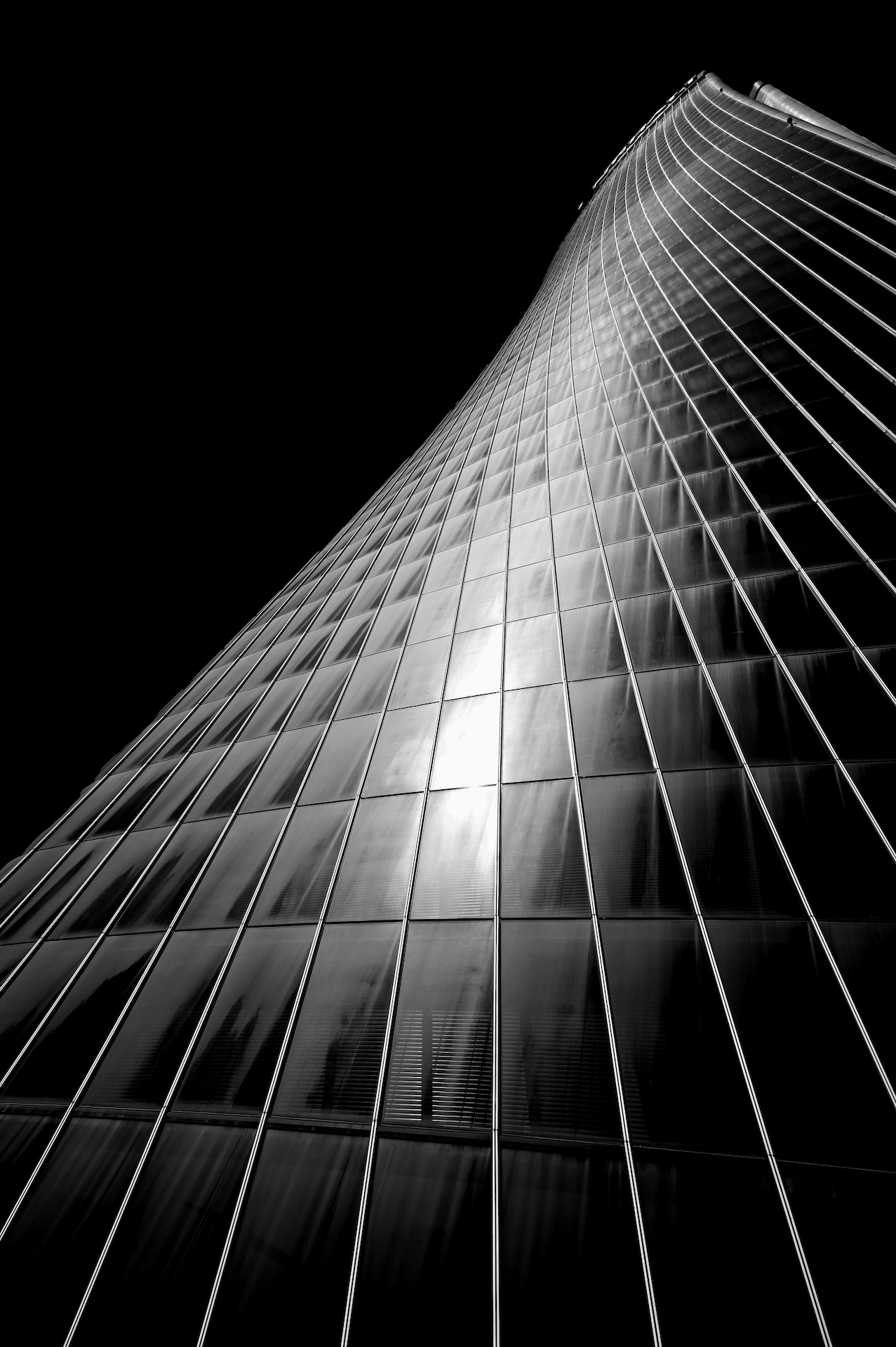 Dettaglio in bianco e nero della facciata a spirale della Torre Hadid.