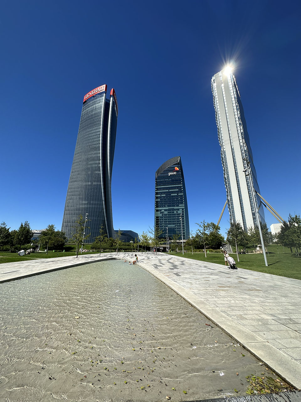 Le Tre Torri di CityLife — Generali, PwC e Isozaki — viste dalla fontana di Piazza Tre Torri.
