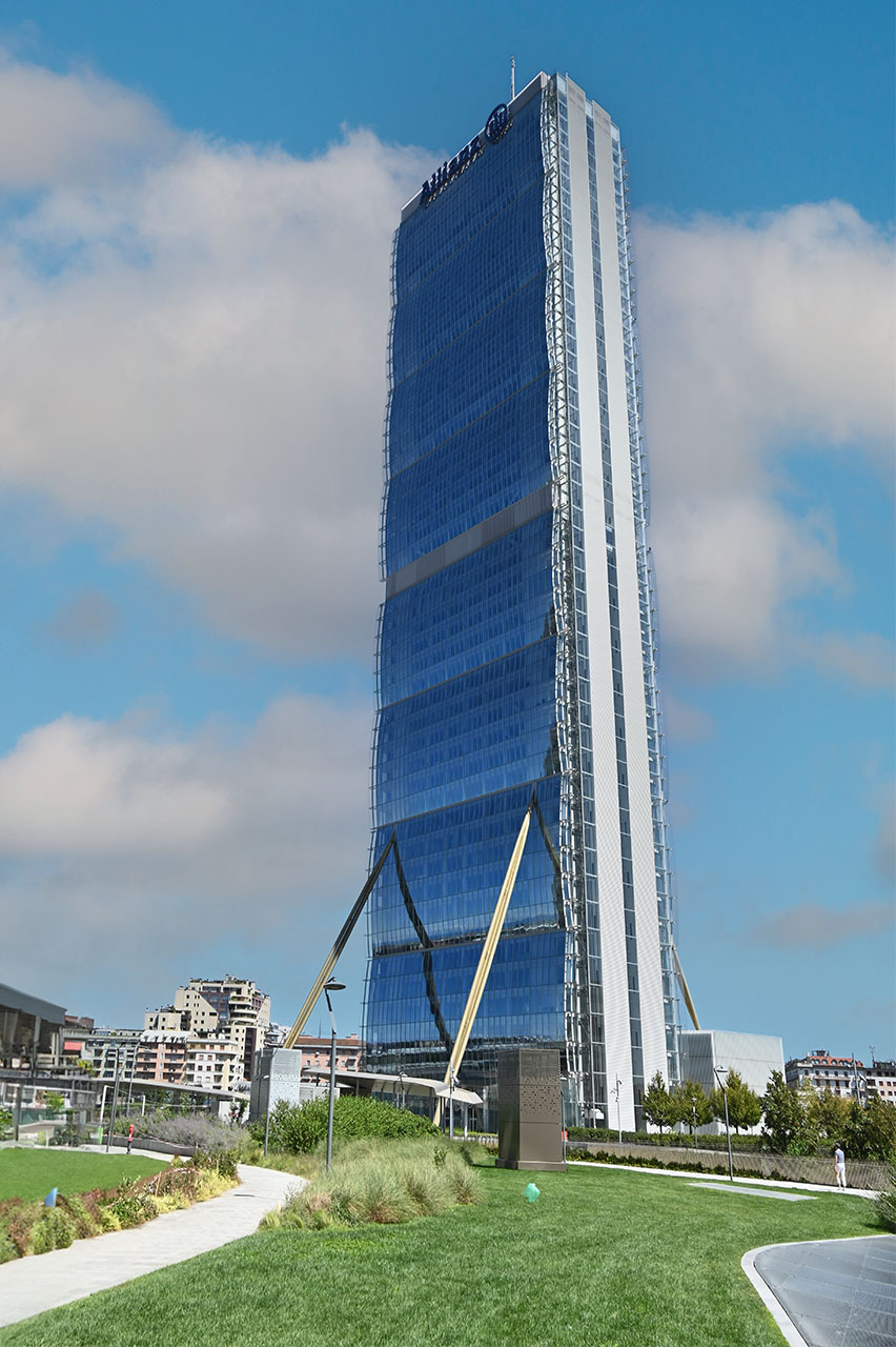 La Torre Isozaki a figura intera, con i tiranti diagonali alla base e il parco di CityLife.