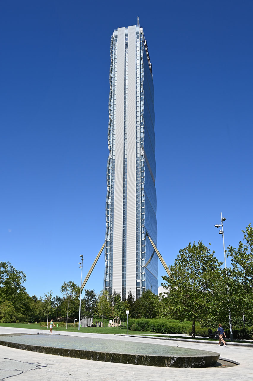 La Torre Isozaki vista dal basso, con il logo Allianz e la struttura a tiranti in evidenza.