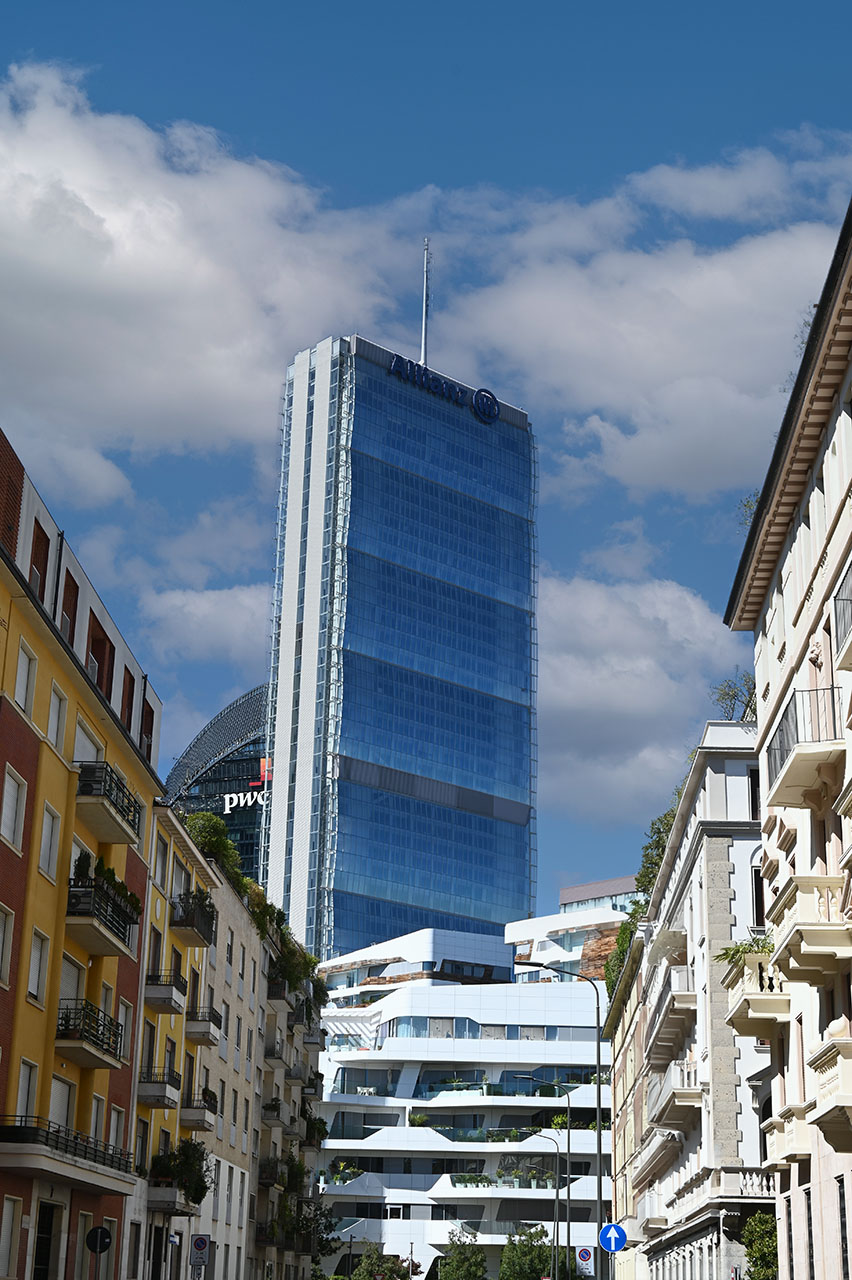 La Torre Isozaki incorniciata da una via del centro storico milanese, con la Torre PwC sullo sfondo.