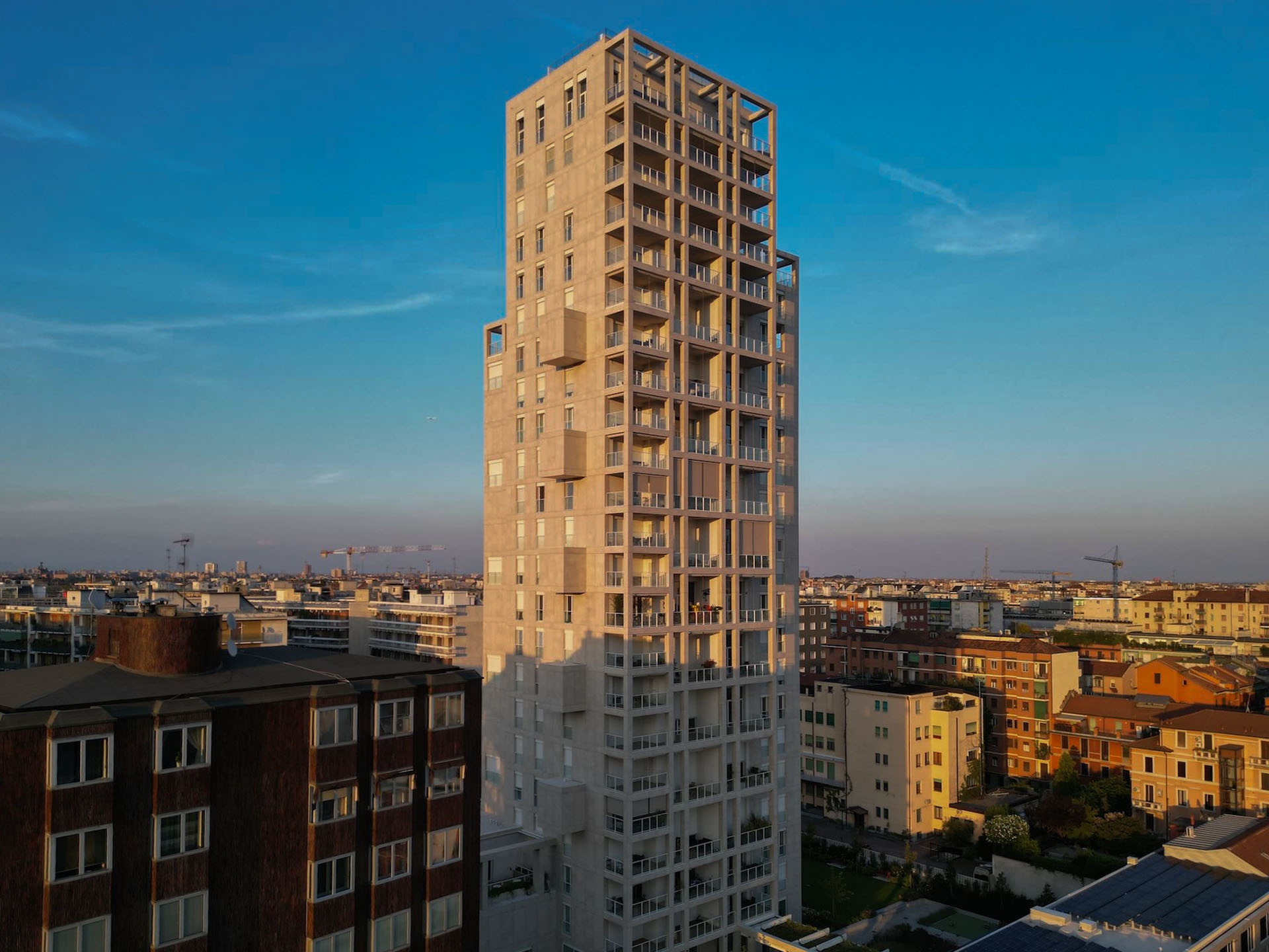 Torre Milano al tramonto dorato, tra i palazzi residenziali di Porta Nuova-Isola.