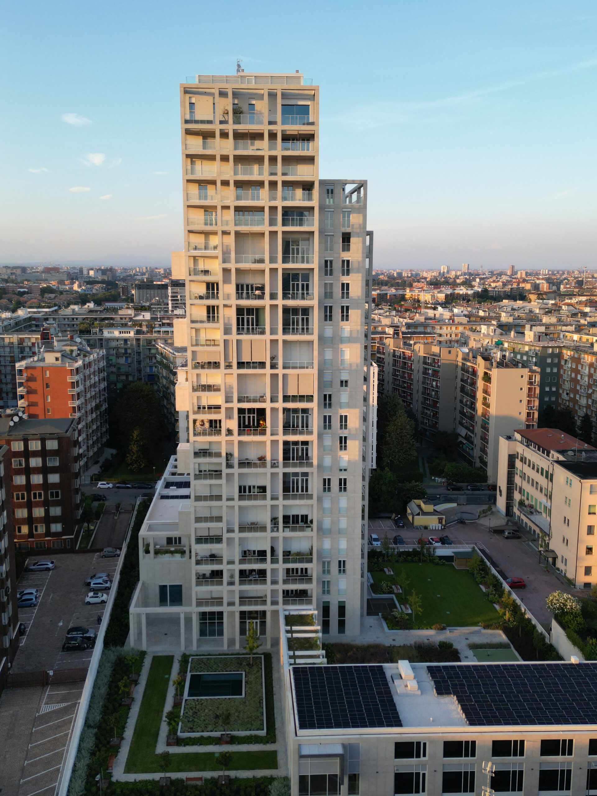Torre Milano vista dall'alto al tramonto, con lo skyline di Milano sullo sfondo.