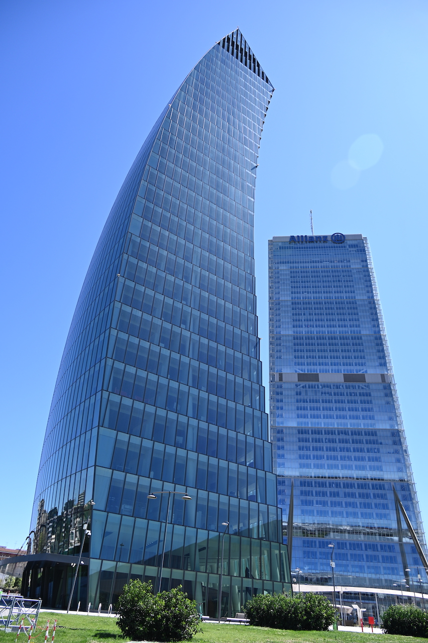La Torre PwC accanto alla Torre Allianz, a confronto le due diverse silhouette delle Tre Torri.