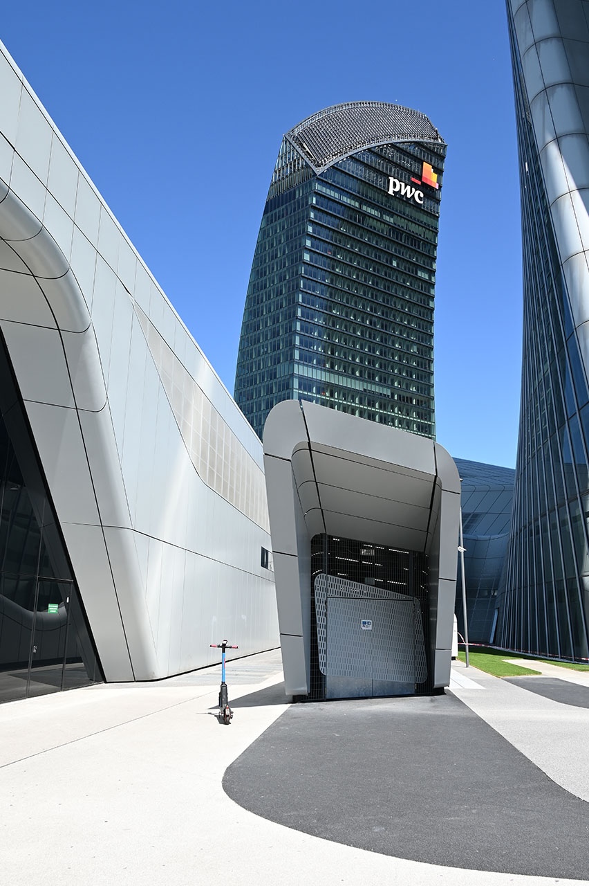 L'ingresso della stazione M5 Tre Torri, con la Torre PwC alle spalle.