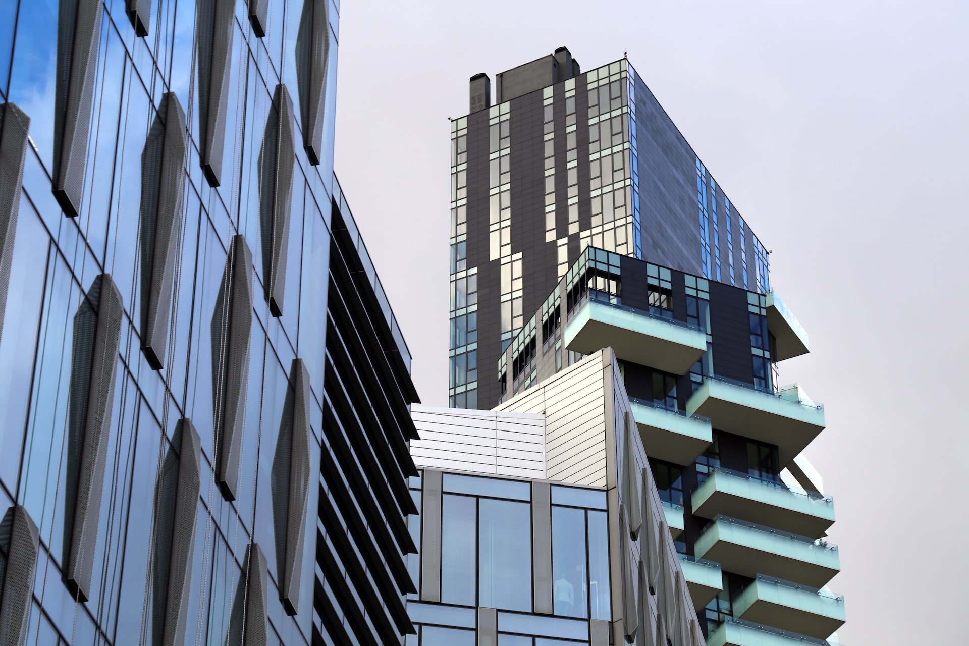 Le facciate della Torre Solaria viste dal basso, tra le geometrie spigolose dell'edificio.