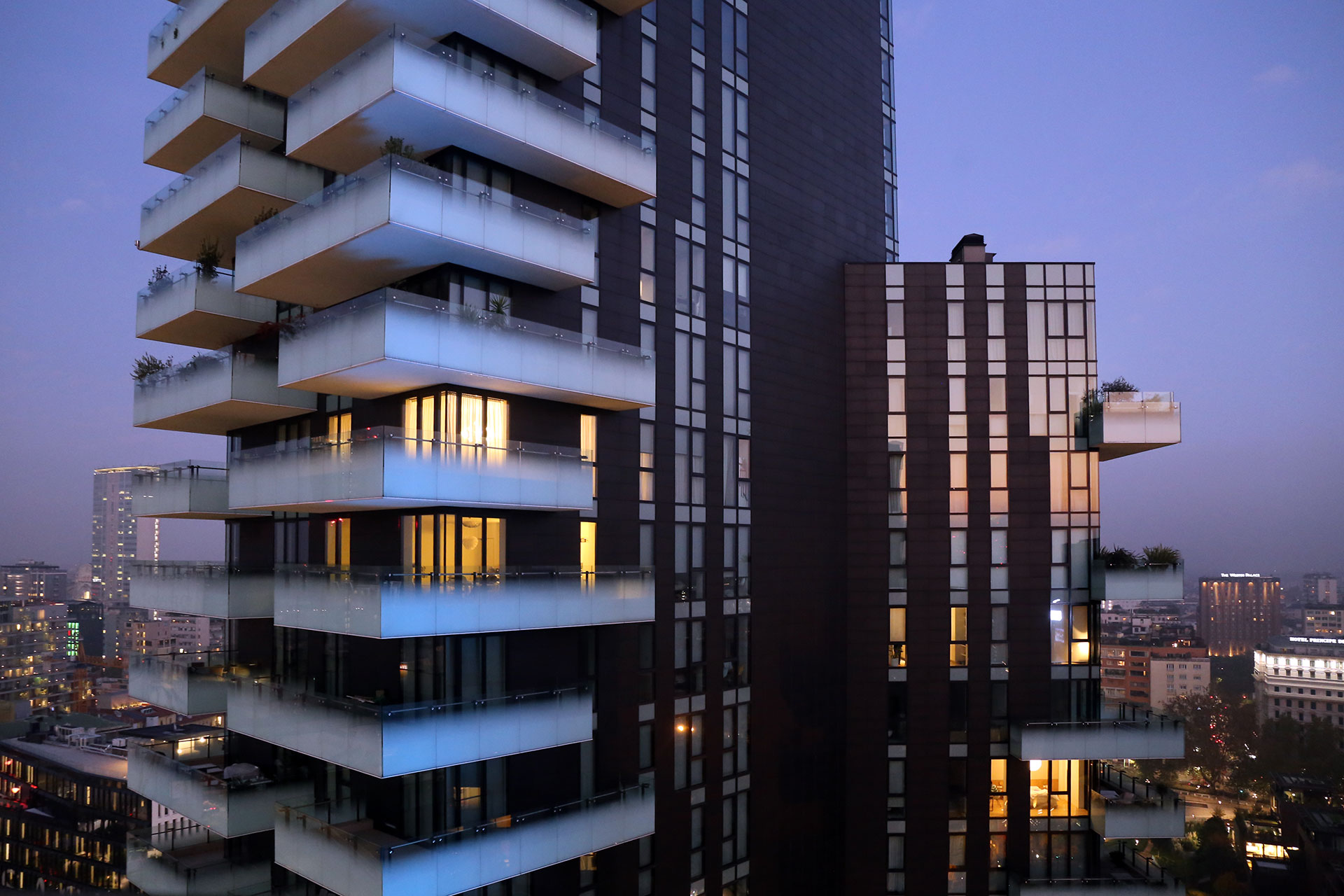 Le logge sospese e scalettate della Torre Solaria al blue hour.