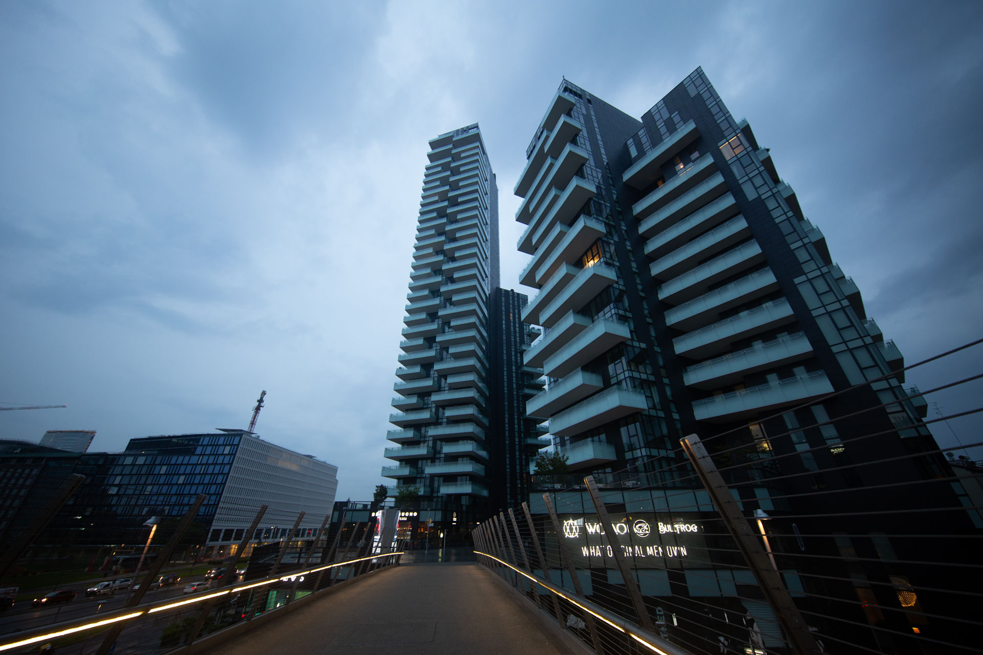 Torre Solaria e Torre Solea viste dal ponte pedonale al blue hour.