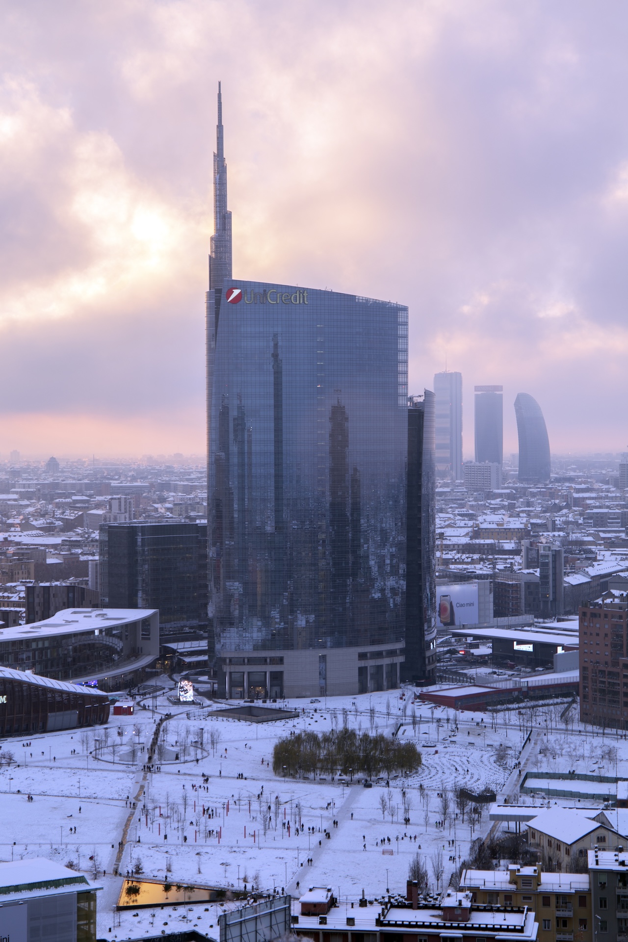 La Torre Unicredit sotto la neve, con il parco Biblioteca degli Alberi imbiancato.