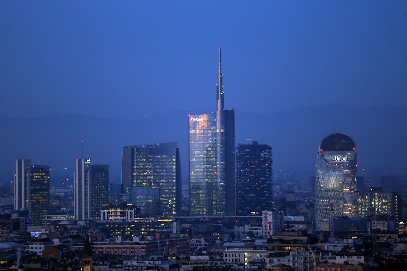 Lo skyline di Porta Nuova al blue hour, con la Torre Unicredit e la Torre Unipol illuminate.