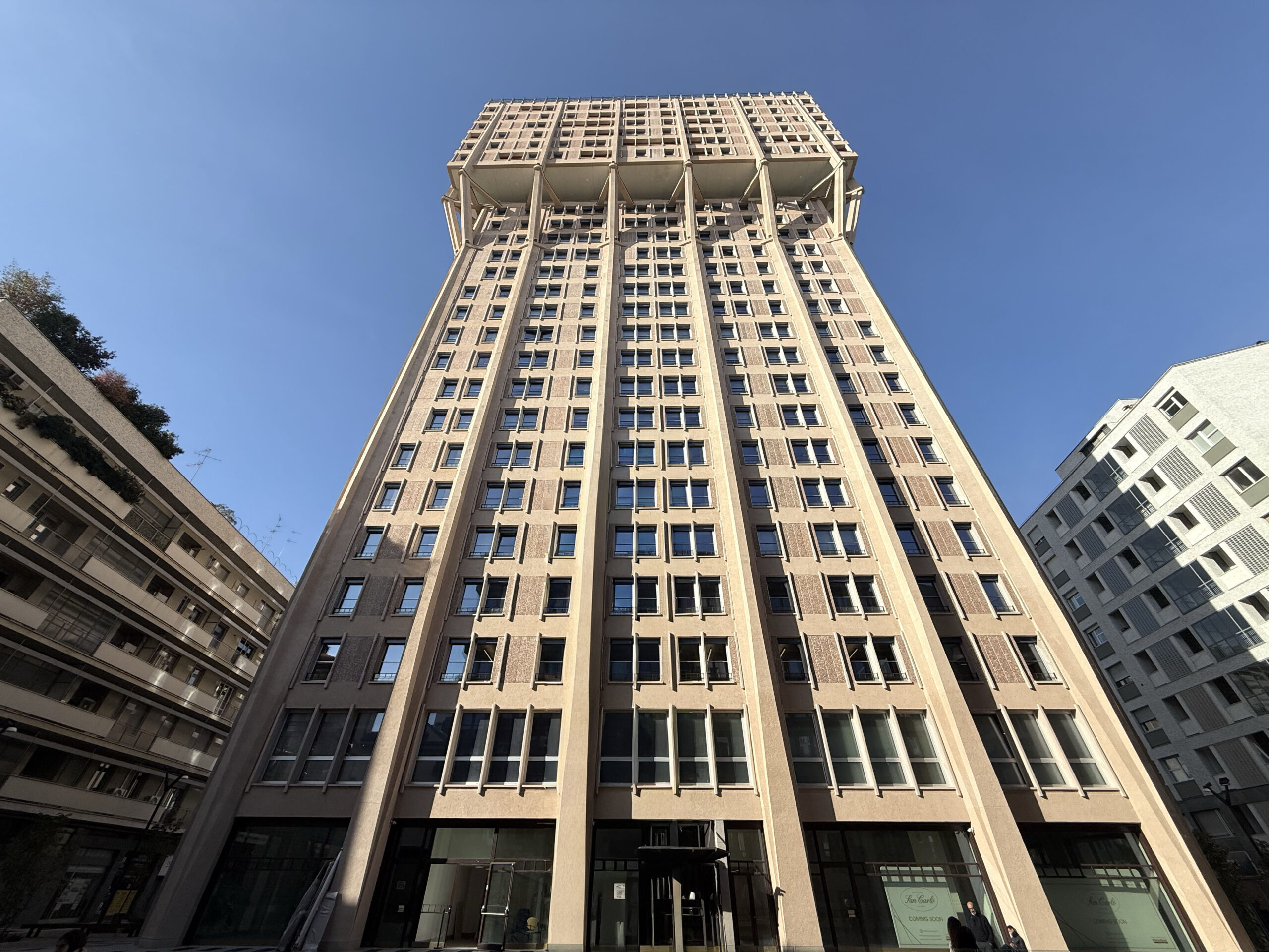 La Torre Velasca vista frontalmente, con il caratteristico profilo allargato nella parte superiore.