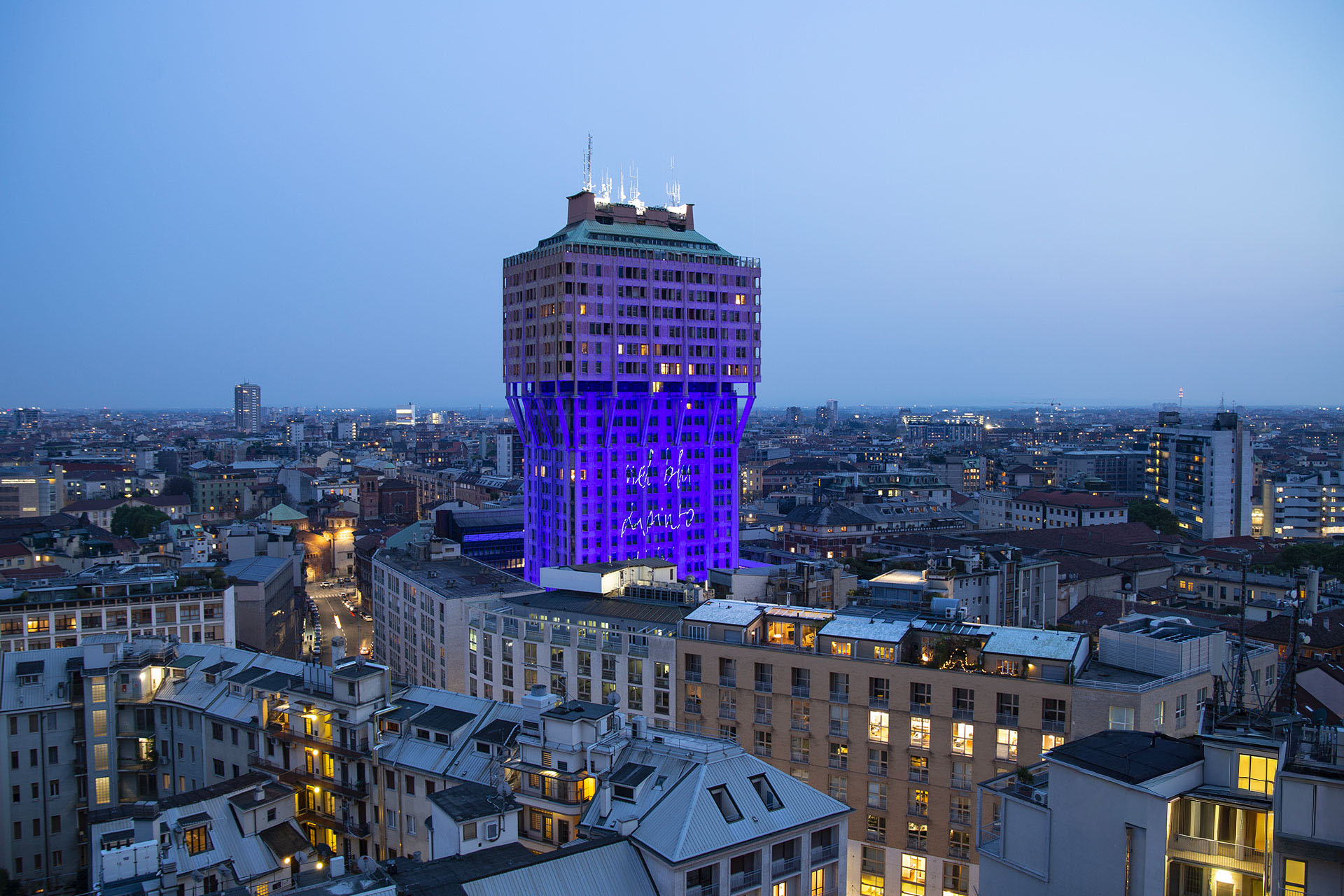 La Torre Velasca blu vista da lontano durante la Design Week 2019.