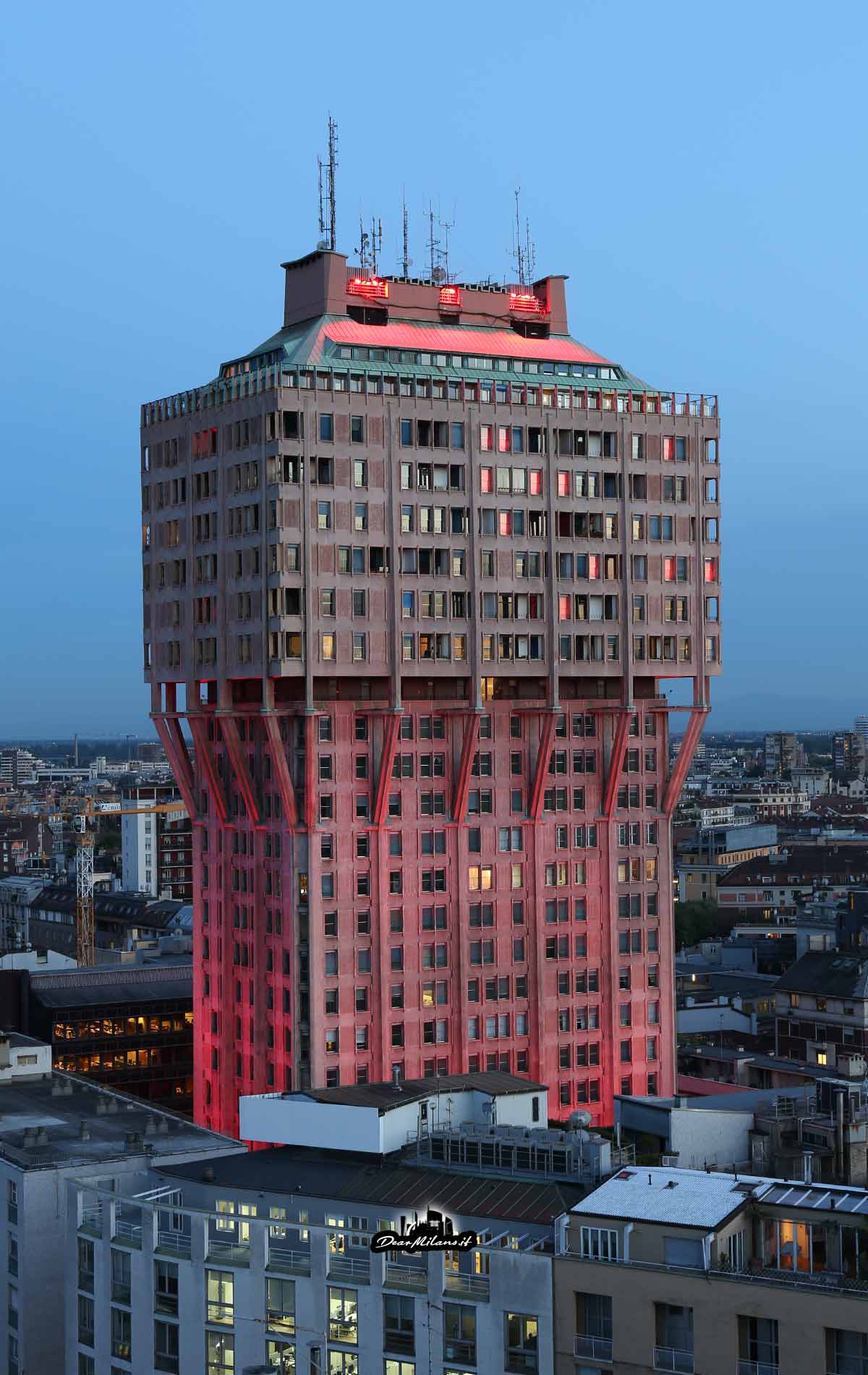 La Torre Velasca al tramonto, con la facciata in cemento pigmentato che si tinge di rosa.