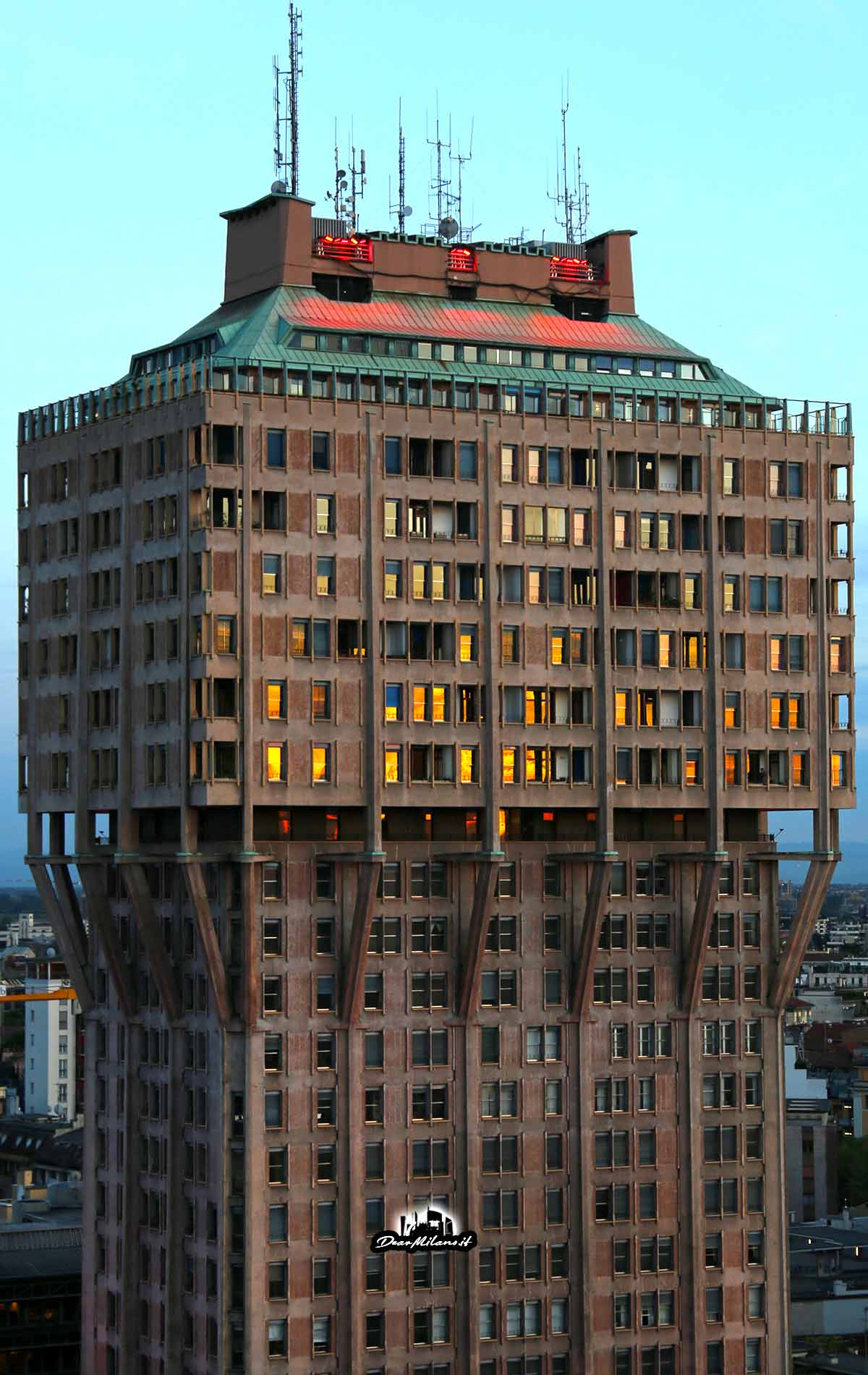 La Torre Velasca al crepuscolo, con le prime luci rosse dell'installazione Fuorisalone 2016 che si accendono.