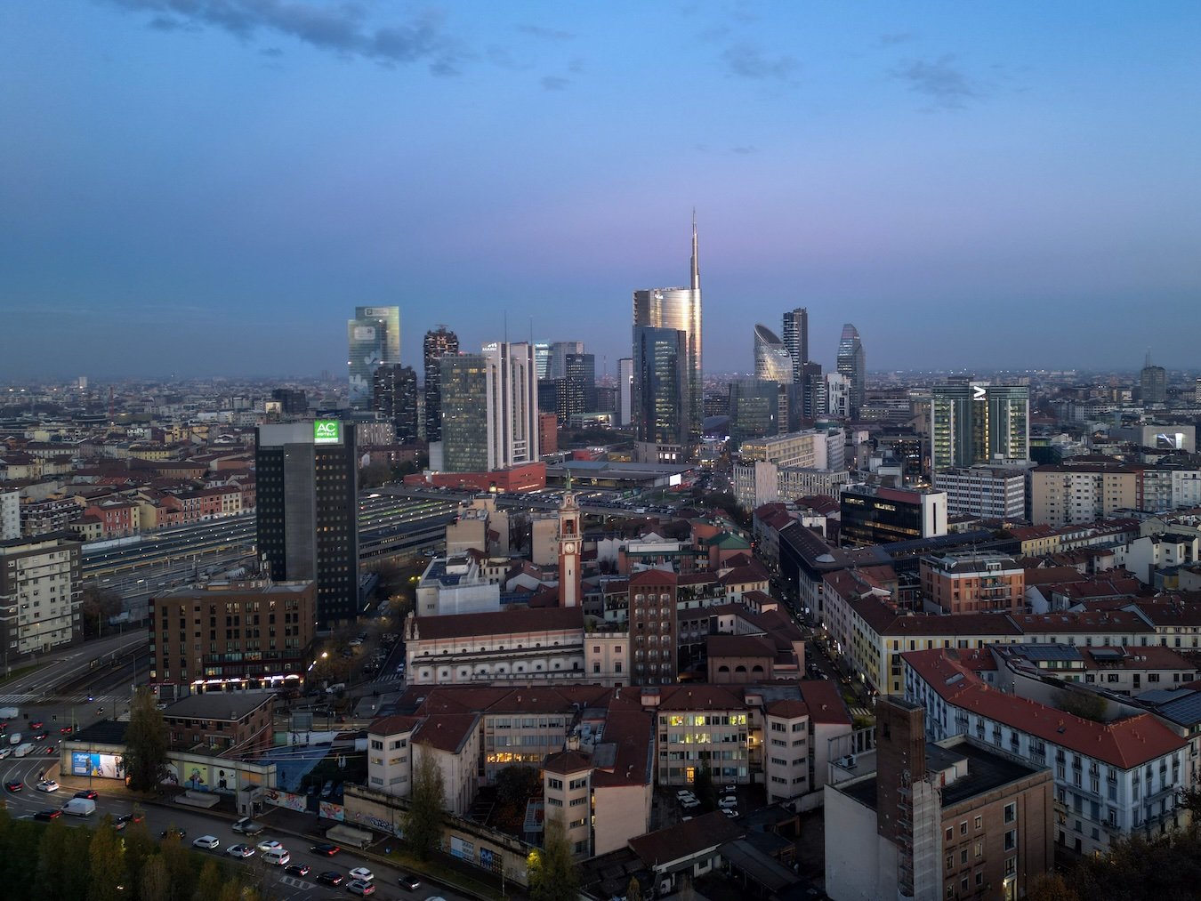 Skyline di Milano al crepuscolo, Torre Unicredit e i grattacieli di Porta Nuova visti dall'alto.