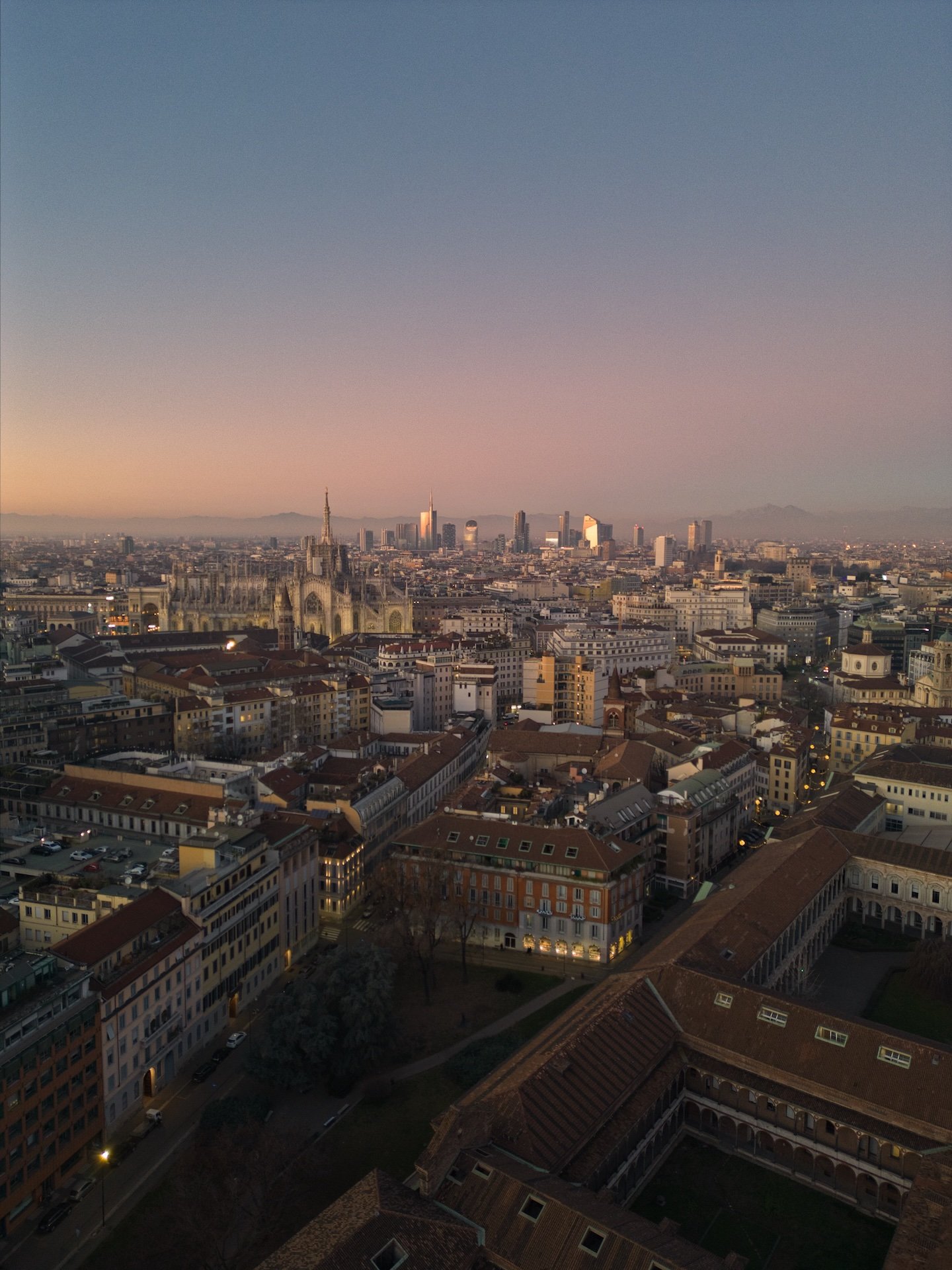 Scorcio dell'Università Statale, il Duomo e lo skyline di Porta Nuova